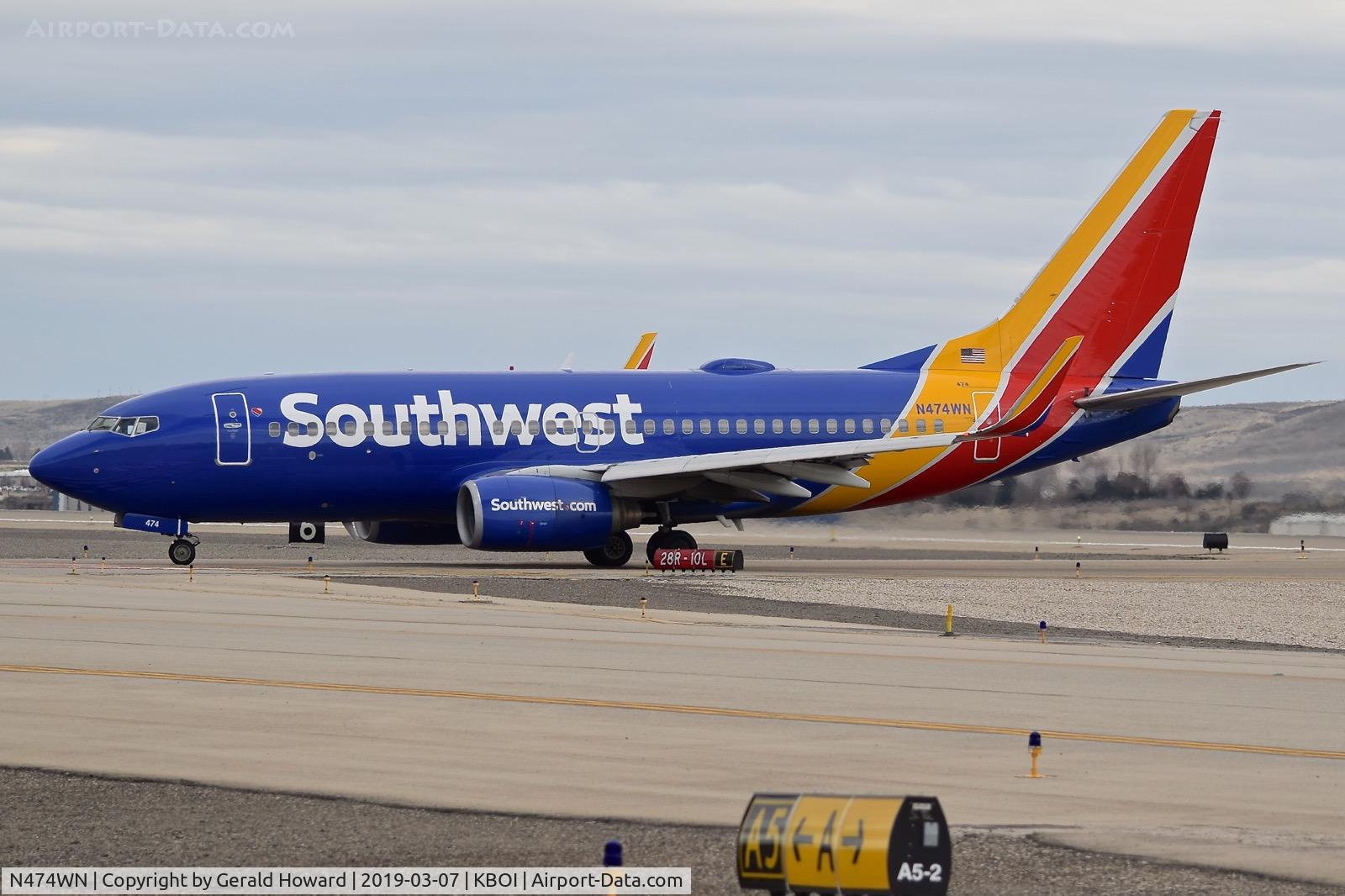 N474WN, 2004 Boeing 737-7H4 C/N 33861, Off RWY 28R onto Echo.