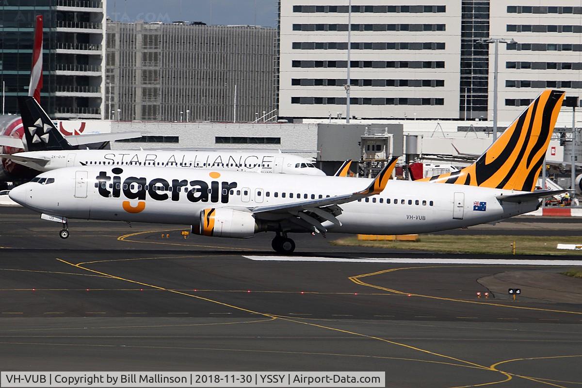 VH-VUB, 2004 Boeing 737-8FE C/N 34013, onto 34R