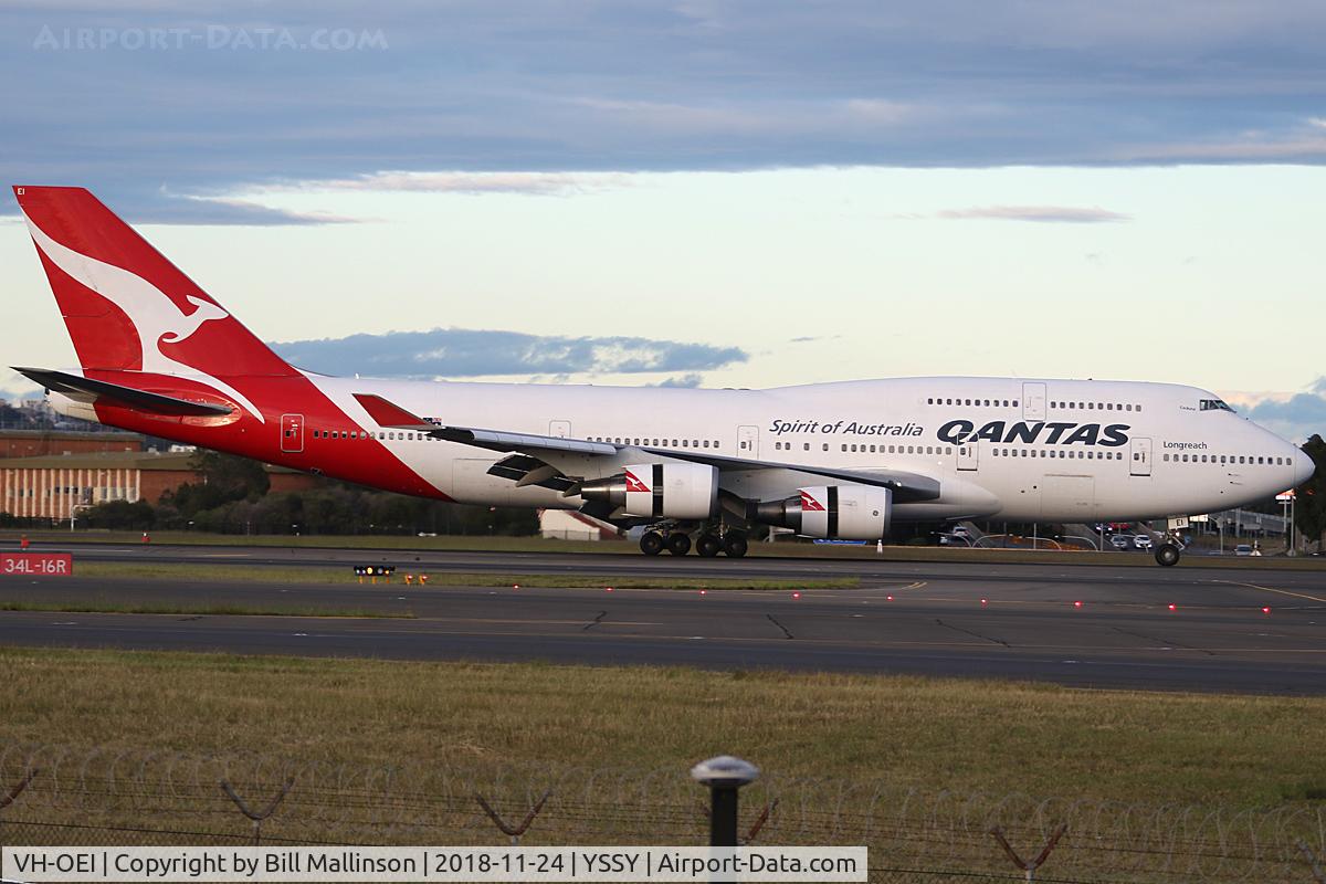 VH-OEI, 2003 Boeing 747-438/ER C/N 32913, onto 34L