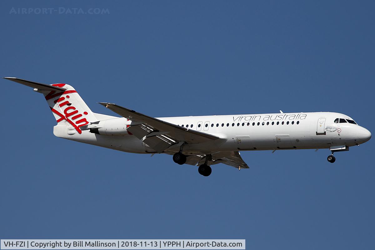 VH-FZI, 1991 Fokker 100 (F-28-0100) C/N 11333, finals