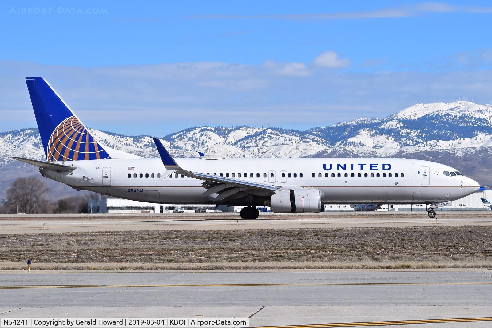 N54241, 1999 Boeing 737-824 C/N 28953, Landing roll out on RWY 10R.