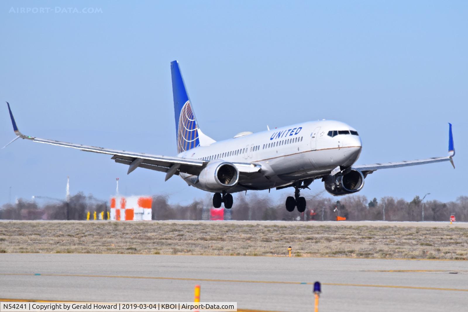 N54241, 1999 Boeing 737-824 C/N 28953, Landing RWY 10R.