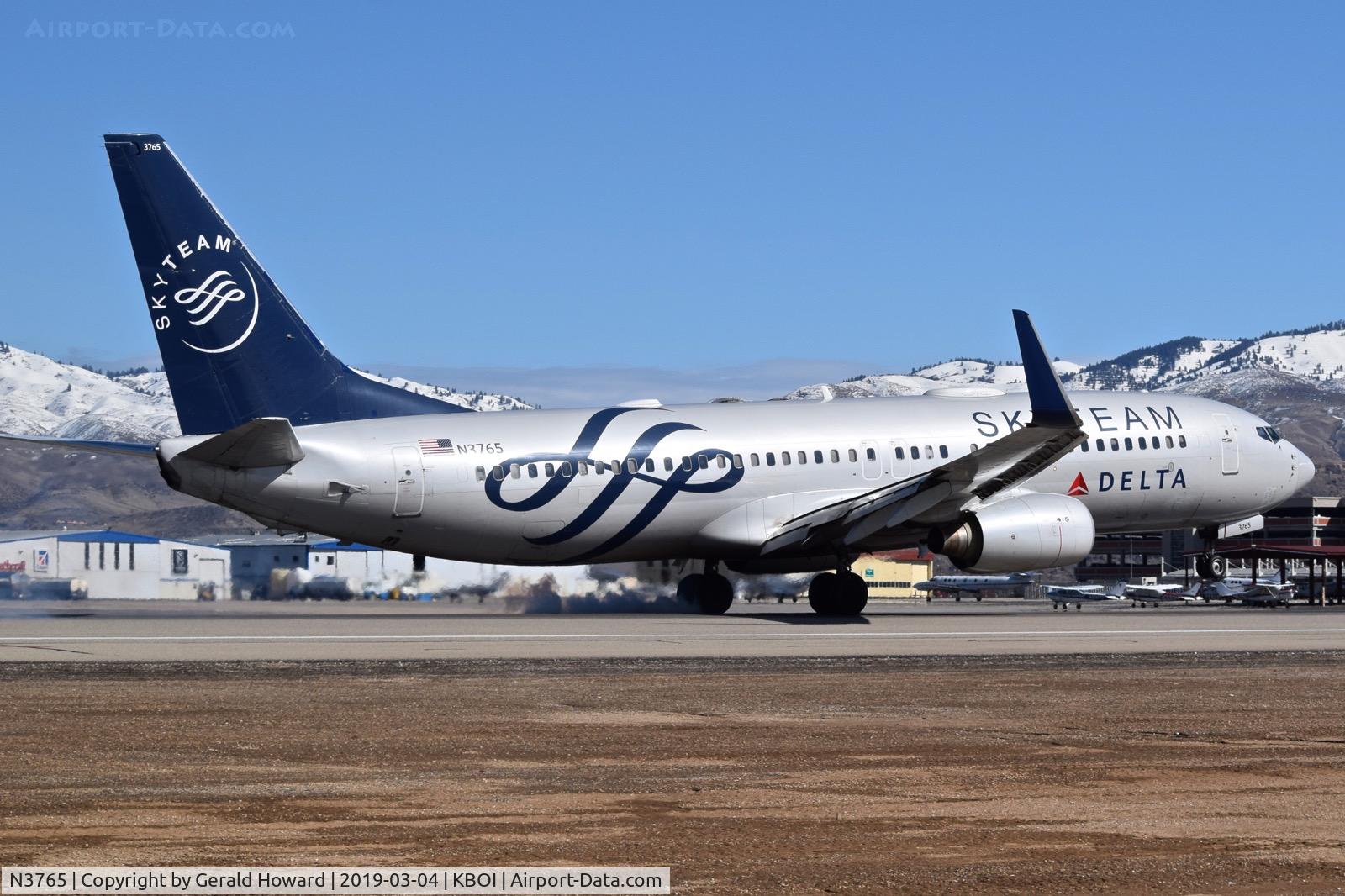 N3765, 2001 Boeing 737-832 C/N 30819, Touch down on RWY 10R.