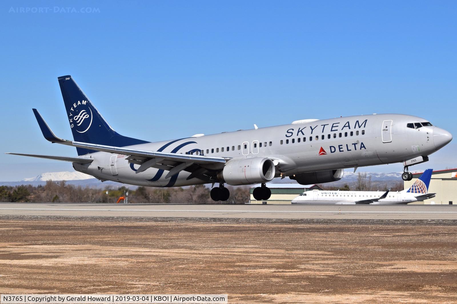 N3765, 2001 Boeing 737-832 C/N 30819, Landing RWY 10R.