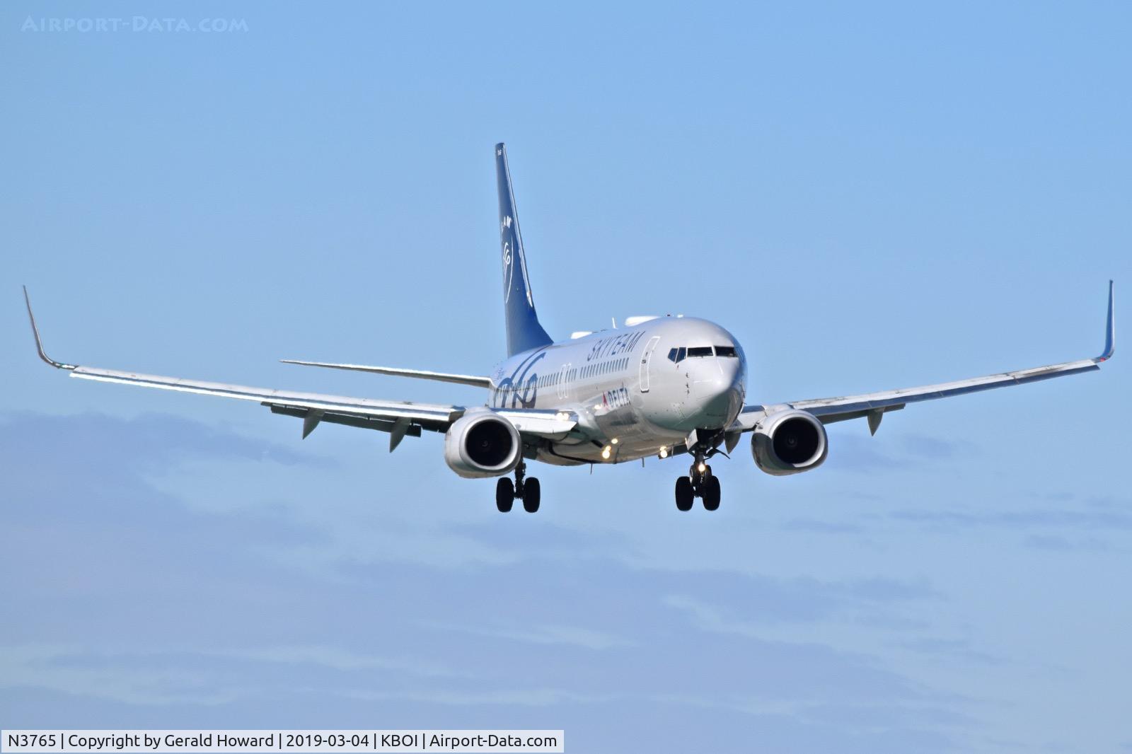 N3765, 2001 Boeing 737-832 C/N 30819, Approach to RWY 10R.