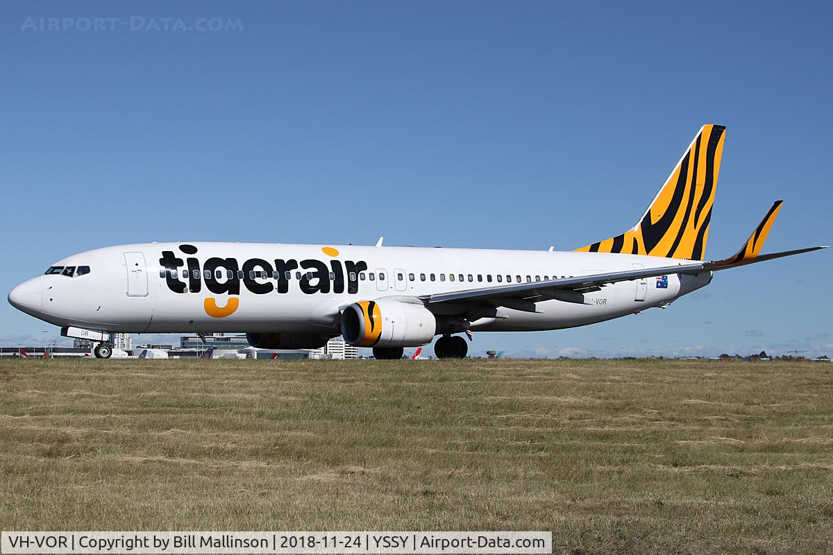 VH-VOR, 2004 Boeing 737-8FE C/N 33799, taxiing