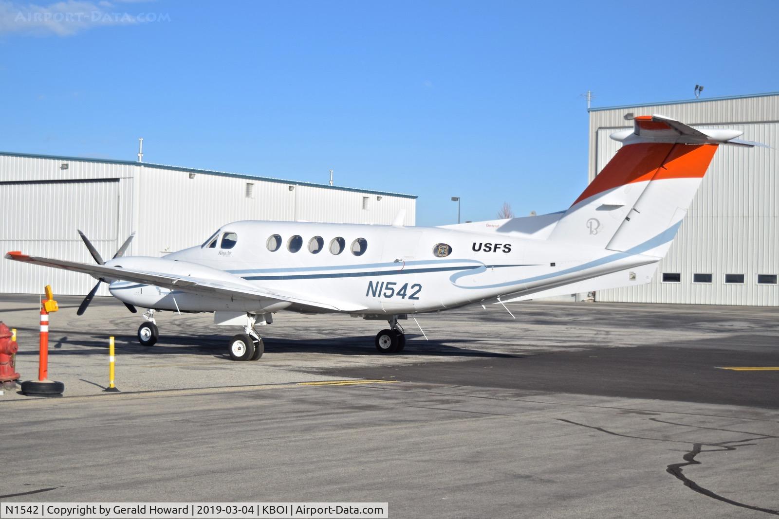 N1542, 2005 Beech B200 King Air King Air C/N BB-1916, Parked on the north GA ramp.