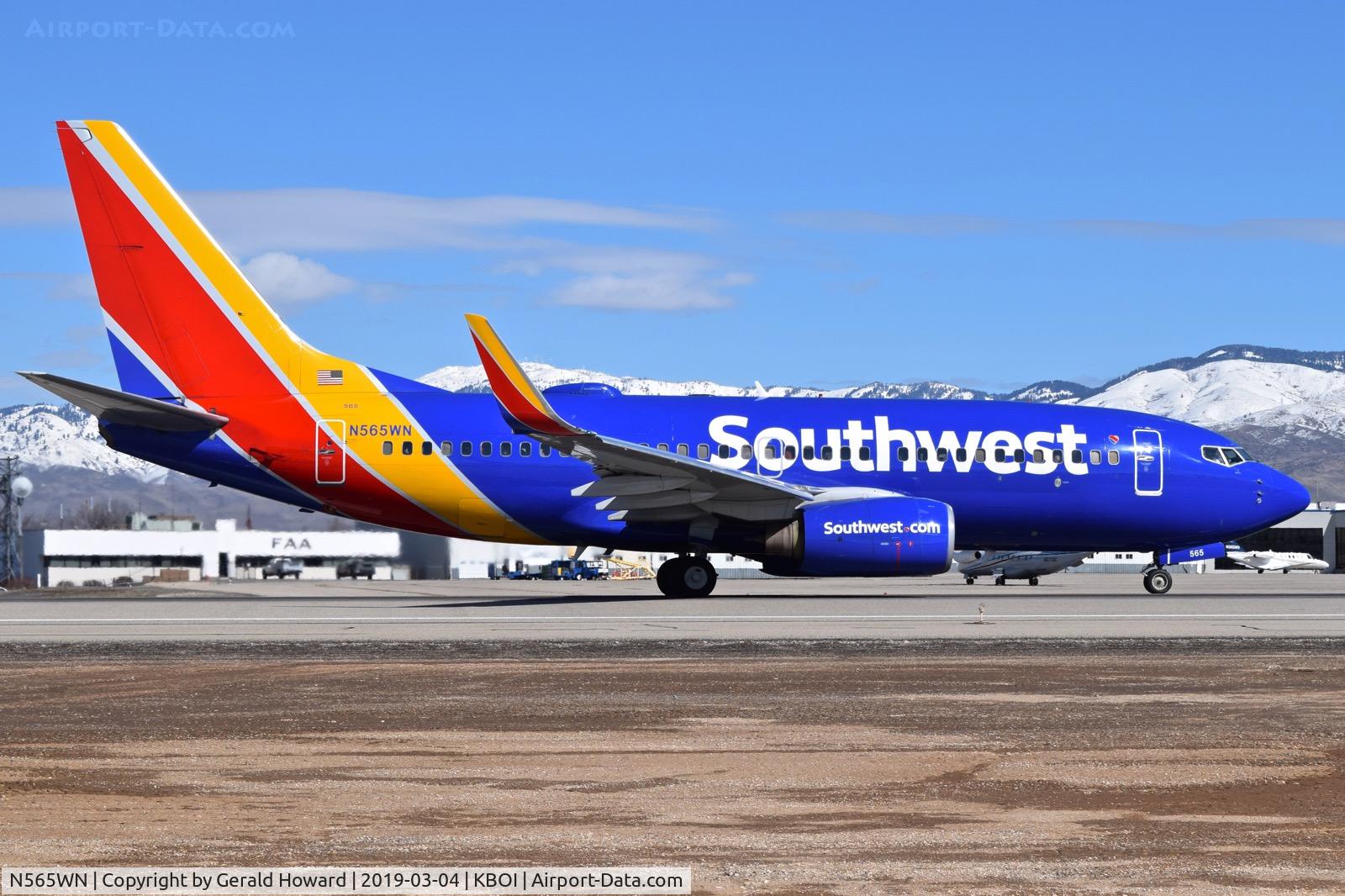 N565WN, 2002 Boeing 737-76Q C/N 30282, On RWY 10R.