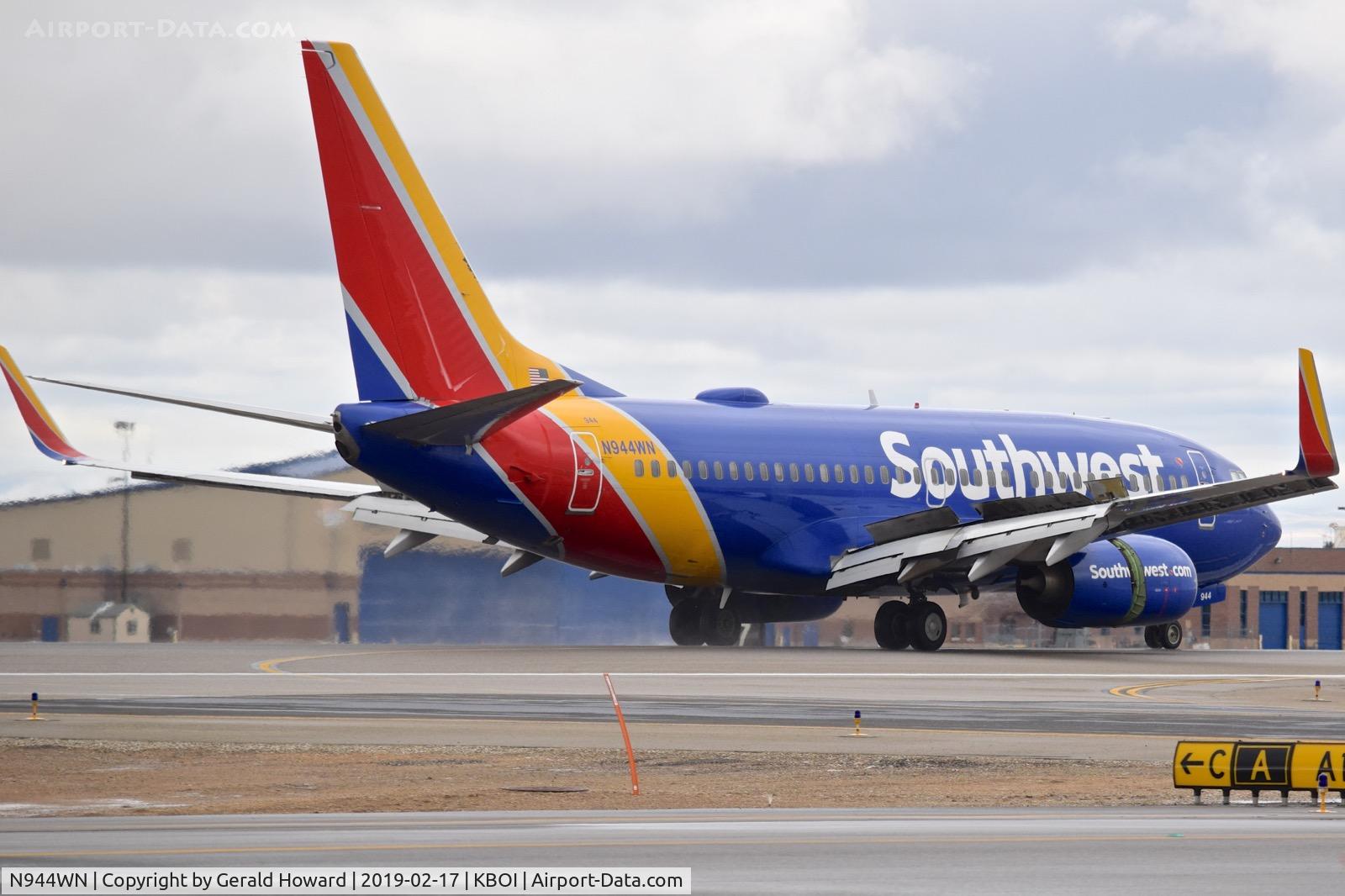 N944WN, 2010 Boeing 737-7H4 C/N 36659, Landing roll out on RWY 28R.
