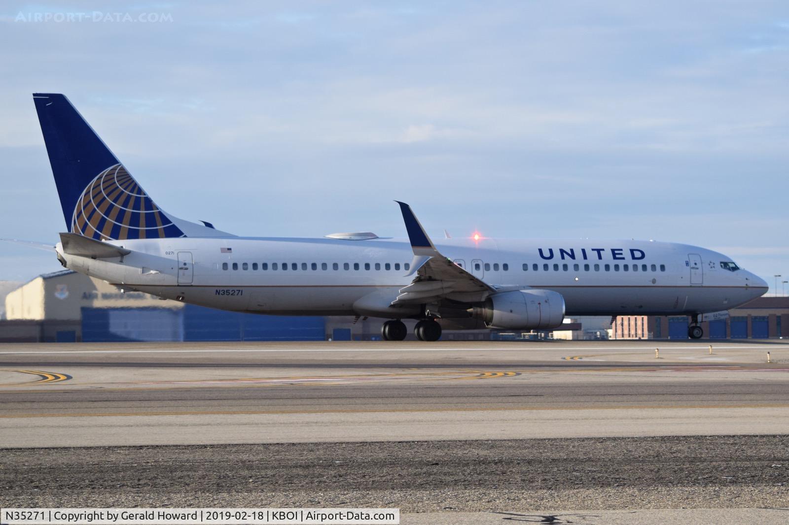 N35271, 2001 Boeing 737-824 C/N 31589, Early morning take off on RWY 28R.