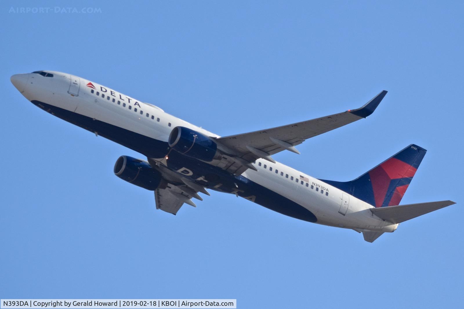 N393DA, 2000 Boeing 737-832 C/N 30377, Take off from RWY 28R.