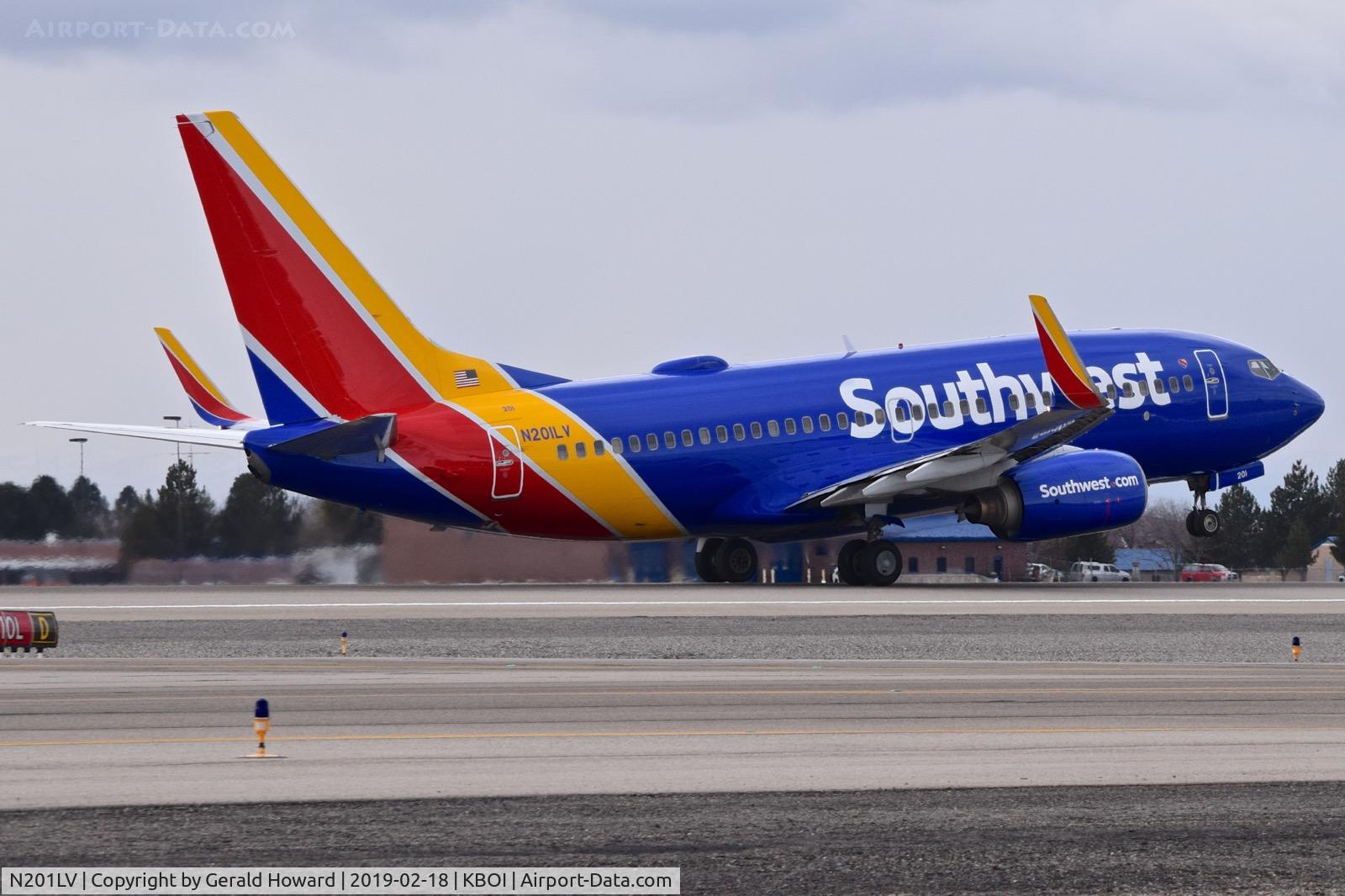 N201LV, 2005 Boeing 737-7H4 C/N 29854, Take off run on RWY 28R.