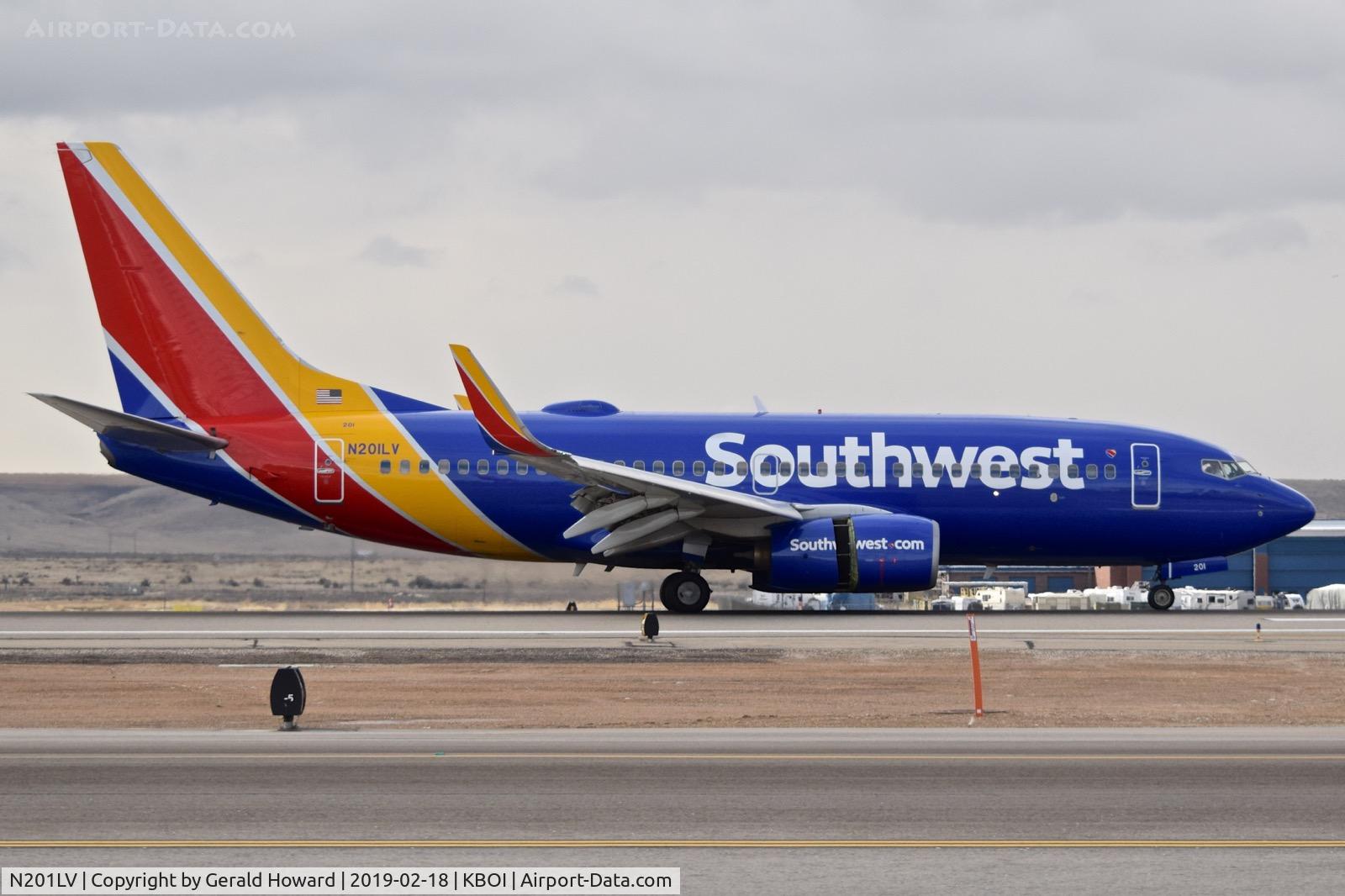 N201LV, 2005 Boeing 737-7H4 C/N 29854, Landing roll out on RWY 28R.
