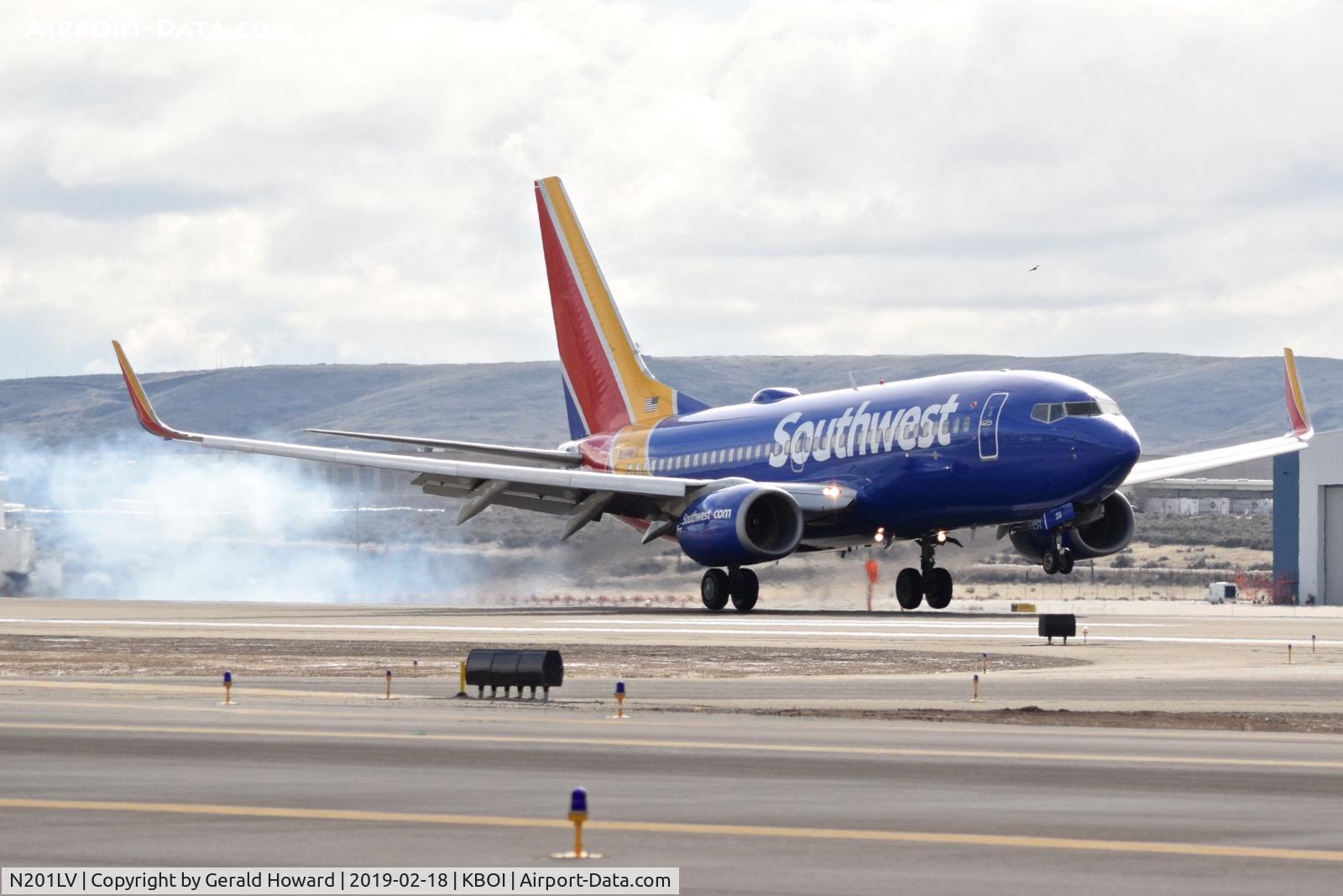 N201LV, 2005 Boeing 737-7H4 C/N 29854, Touch down on RWY 28R.