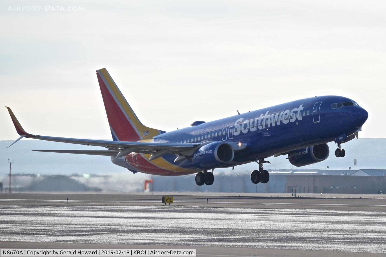 N8670A, 2015 Boeing 737-8H4 C/N 36656, Take off from RWY 28R.