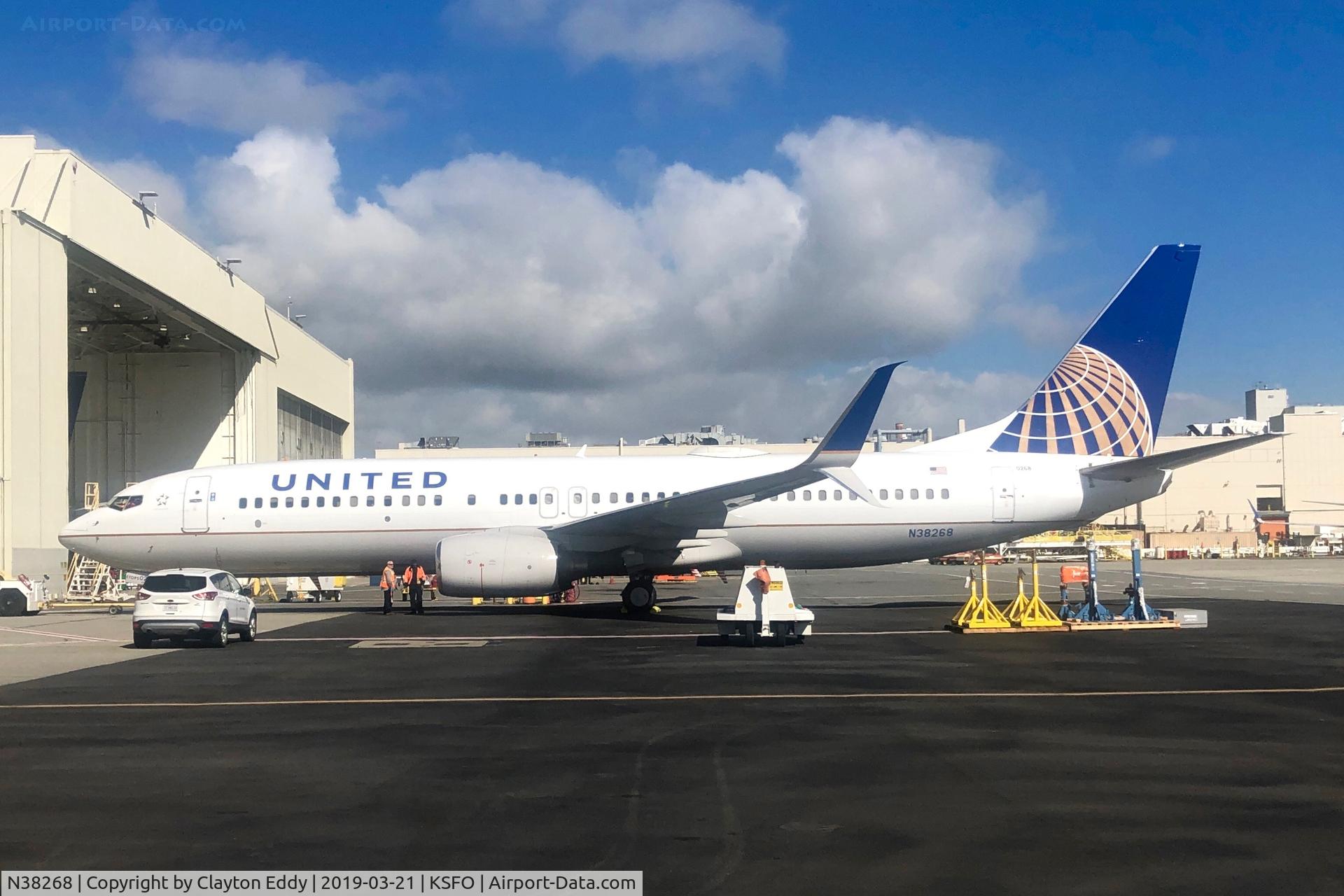 N38268, 2001 Boeing 737-824 C/N 31587, SFO 2019.