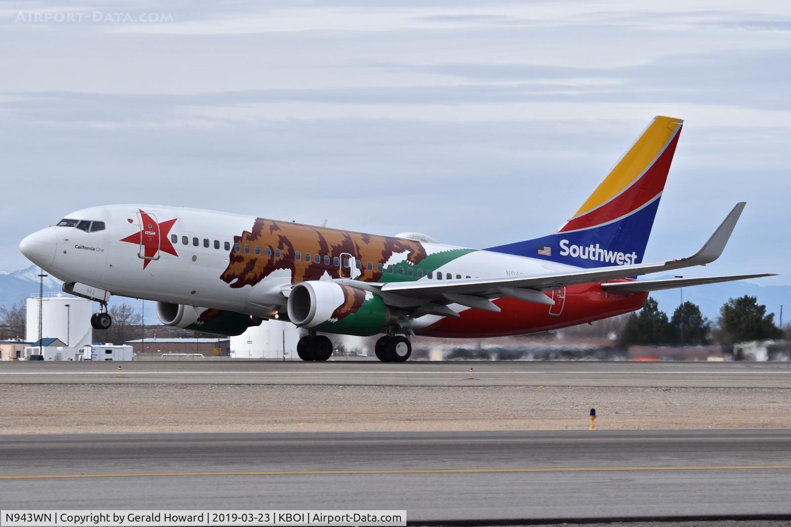 N943WN, 2010 Boeing 737-7H4 C/N 36913, Take off run on RWY 10L.