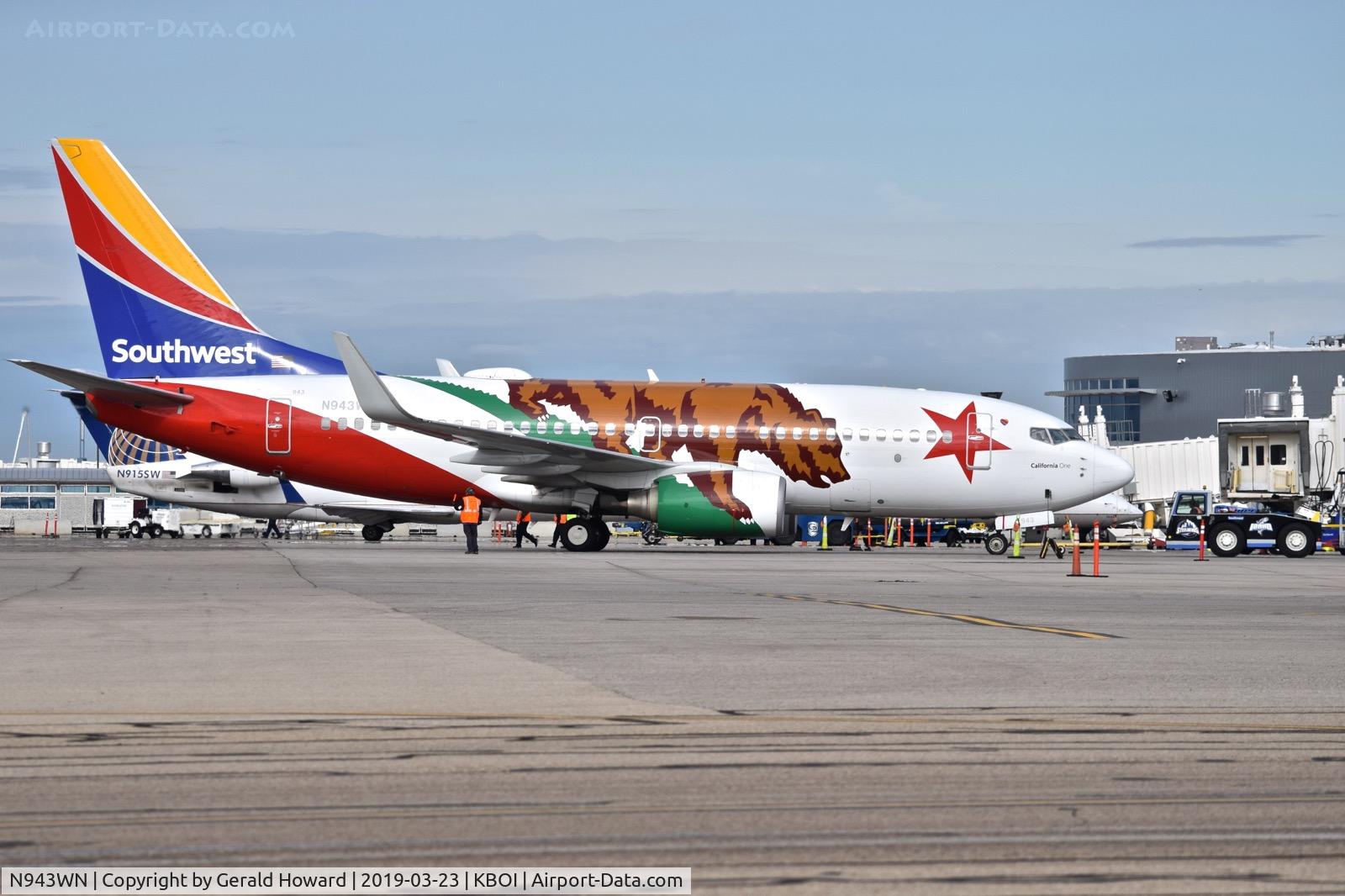 N943WN, 2010 Boeing 737-7H4 C/N 36913, Push back from the gate.