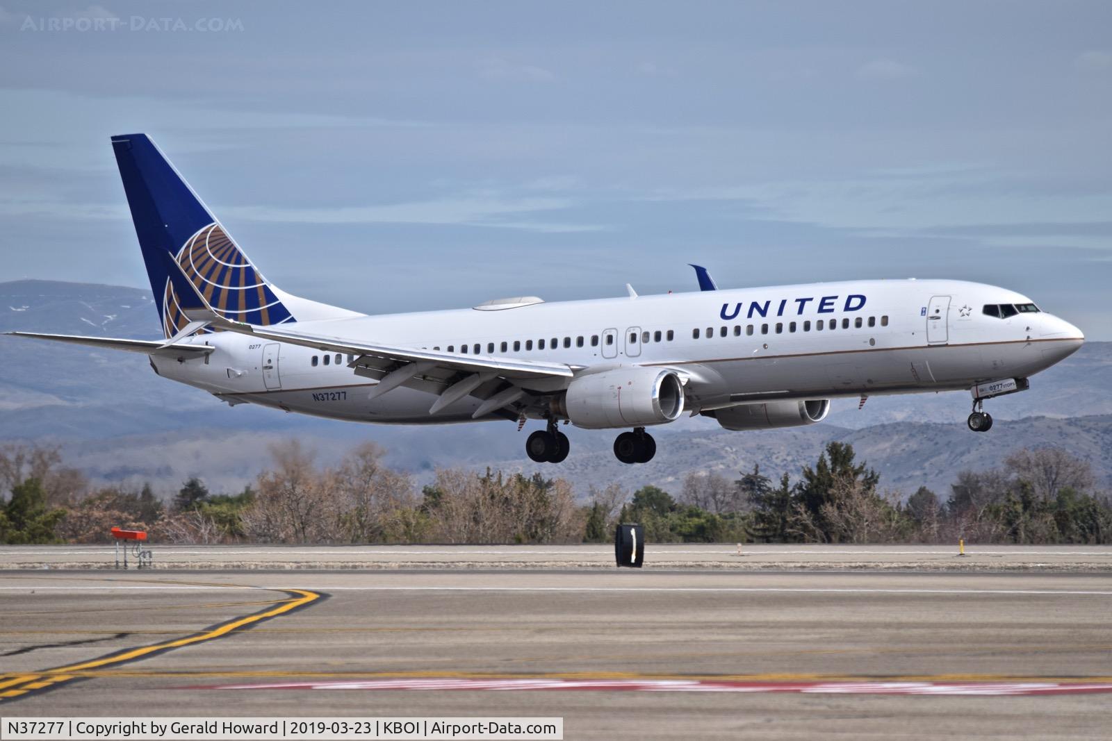 N37277, 2002 Boeing 737-824 C/N 31595, Landing RWY 10R.