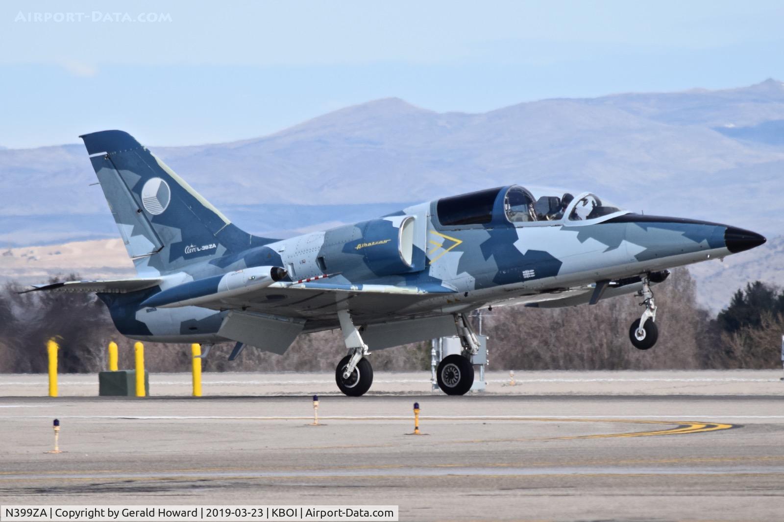 N399ZA, 1983 Aero L-39ZA Albatros C/N 332641, Landing RWY 10R.