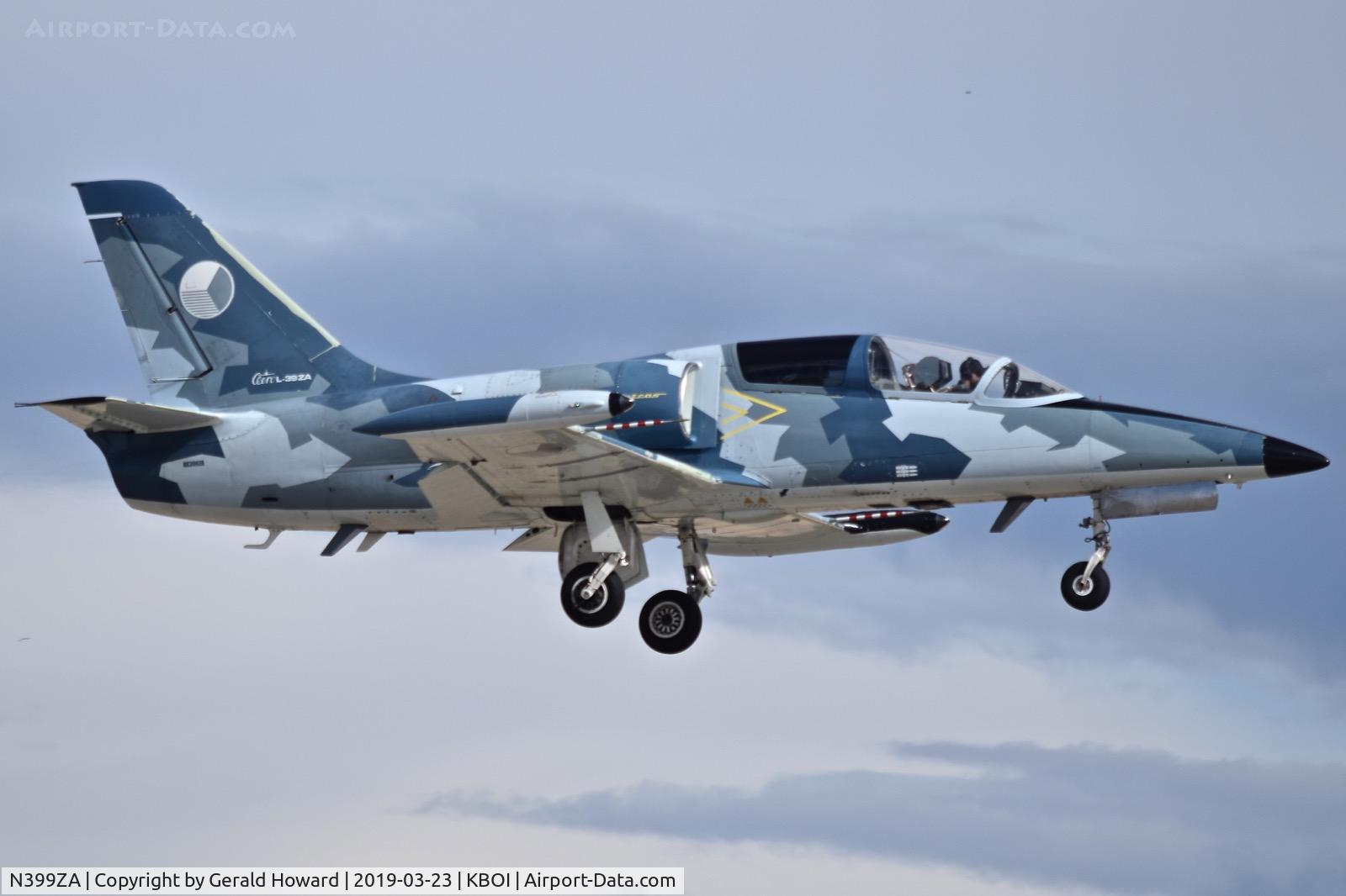 N399ZA, 1983 Aero L-39ZA Albatros C/N 332641, Low approach to RWY 10R.
