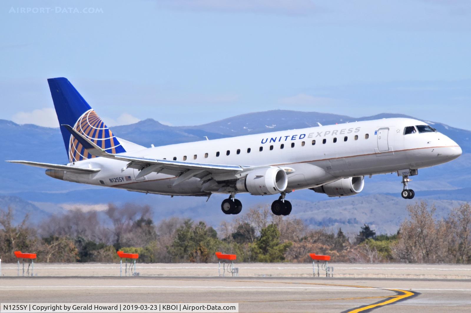 N125SY, 2014 Embraer 175LR (ERJ-170-200LR) C/N 17000440, Landing RWY 10R.