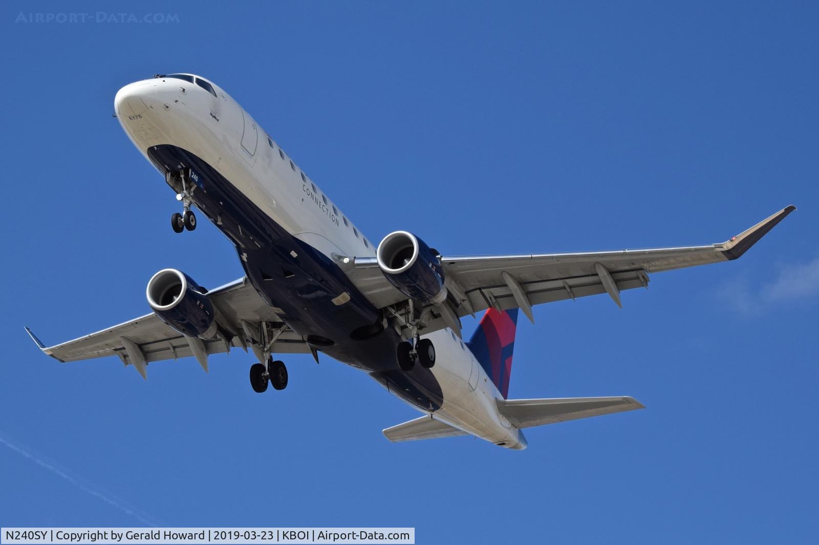 N240SY, 2016 Embraer 175LR (ERJ-170-200LR) C/N 17000580, Landing RWY 10R.