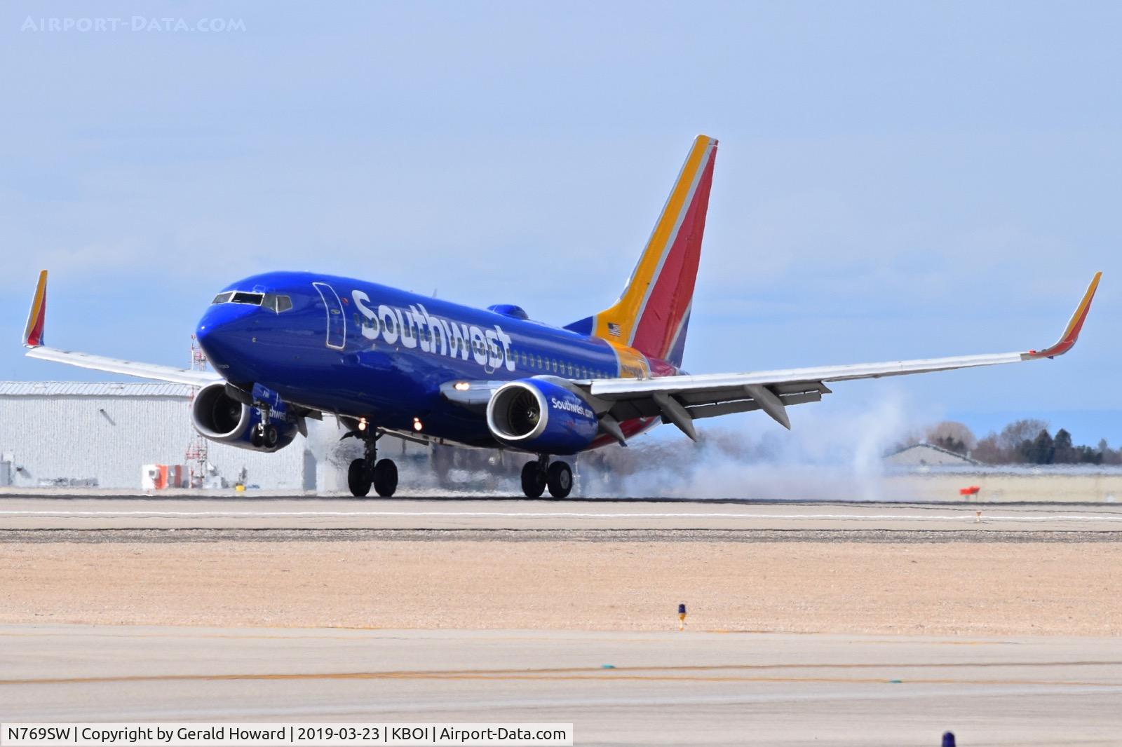 N769SW, 2000 Boeing 737-7H4 C/N 30588, Touch down on RWY 10L.