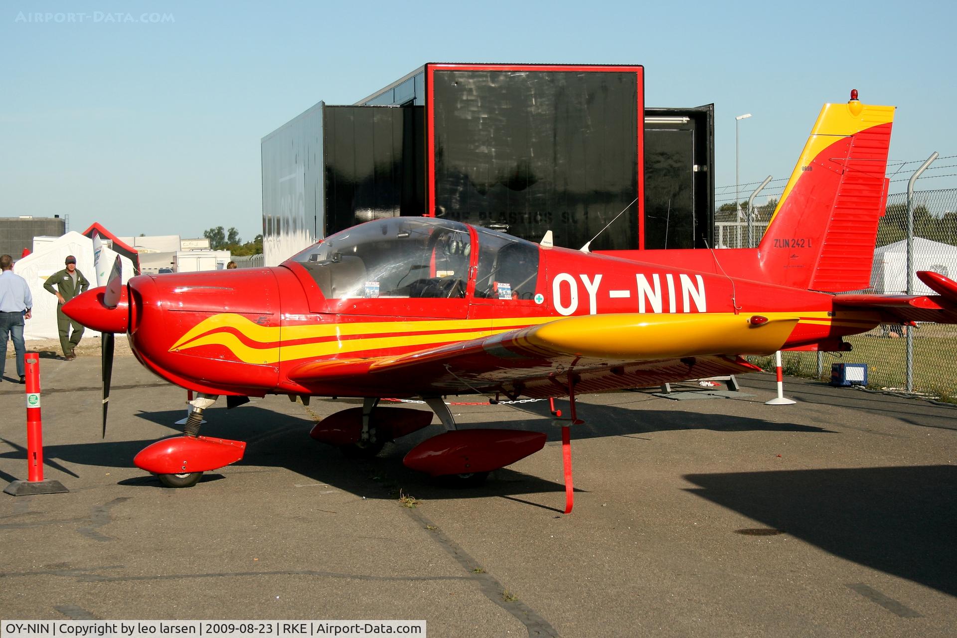 OY-NIN, 1993 Zlin Z-242L C/N 0659, Roskilde Air Show 23.8.2009