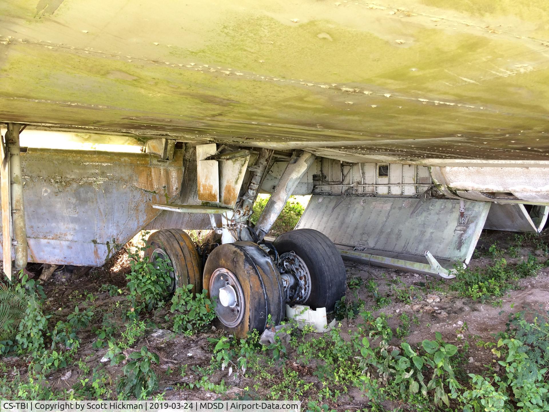 CS-TBI, 1967 Boeing 707-399C C/N 19767, Right main gear.
Derelict at SDQ airport, on the southwest corner of the airport.