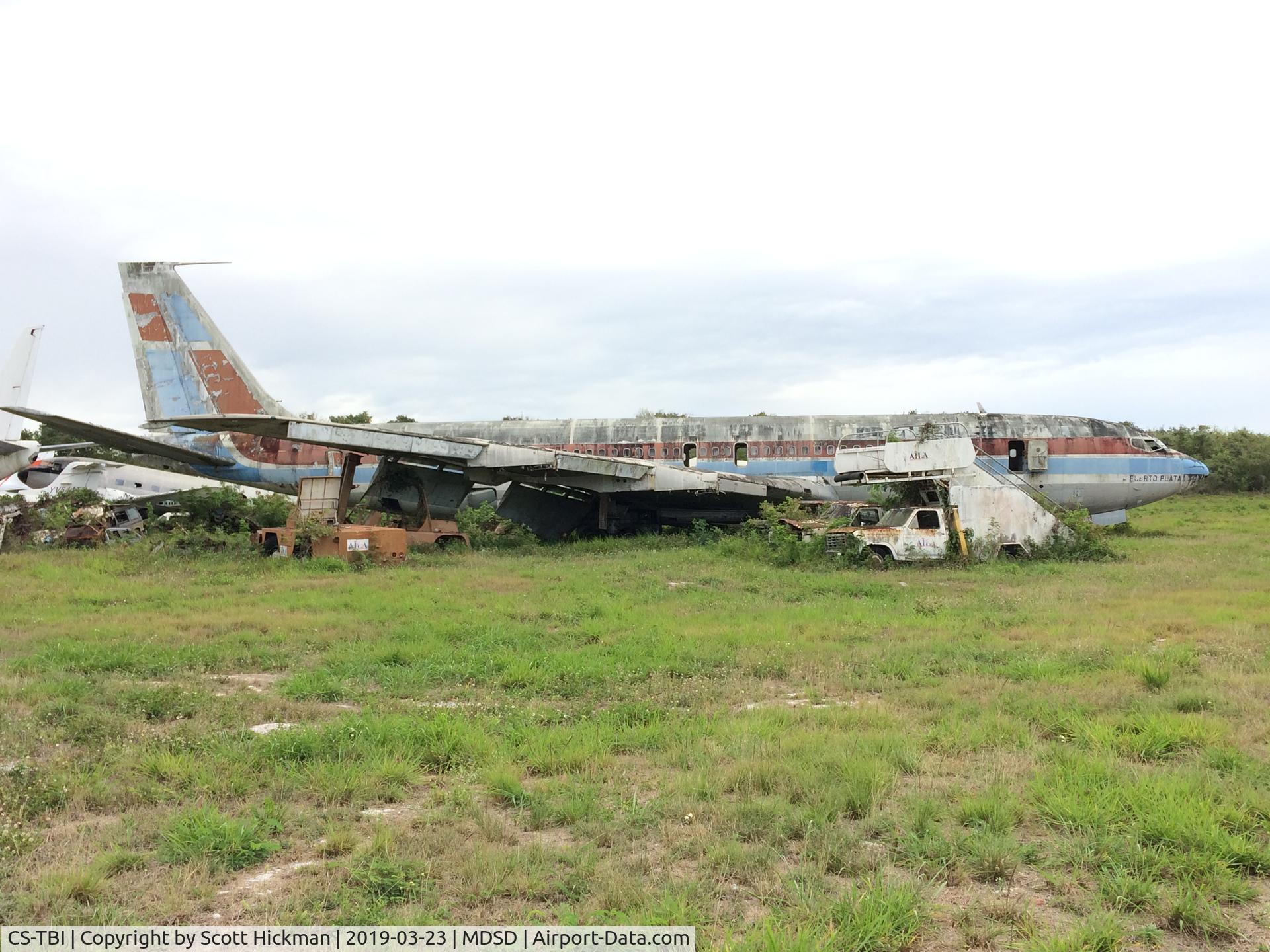 CS-TBI, 1967 Boeing 707-399C C/N 19767, Derelict at SDQ airport, on the southwest corner of the airport.