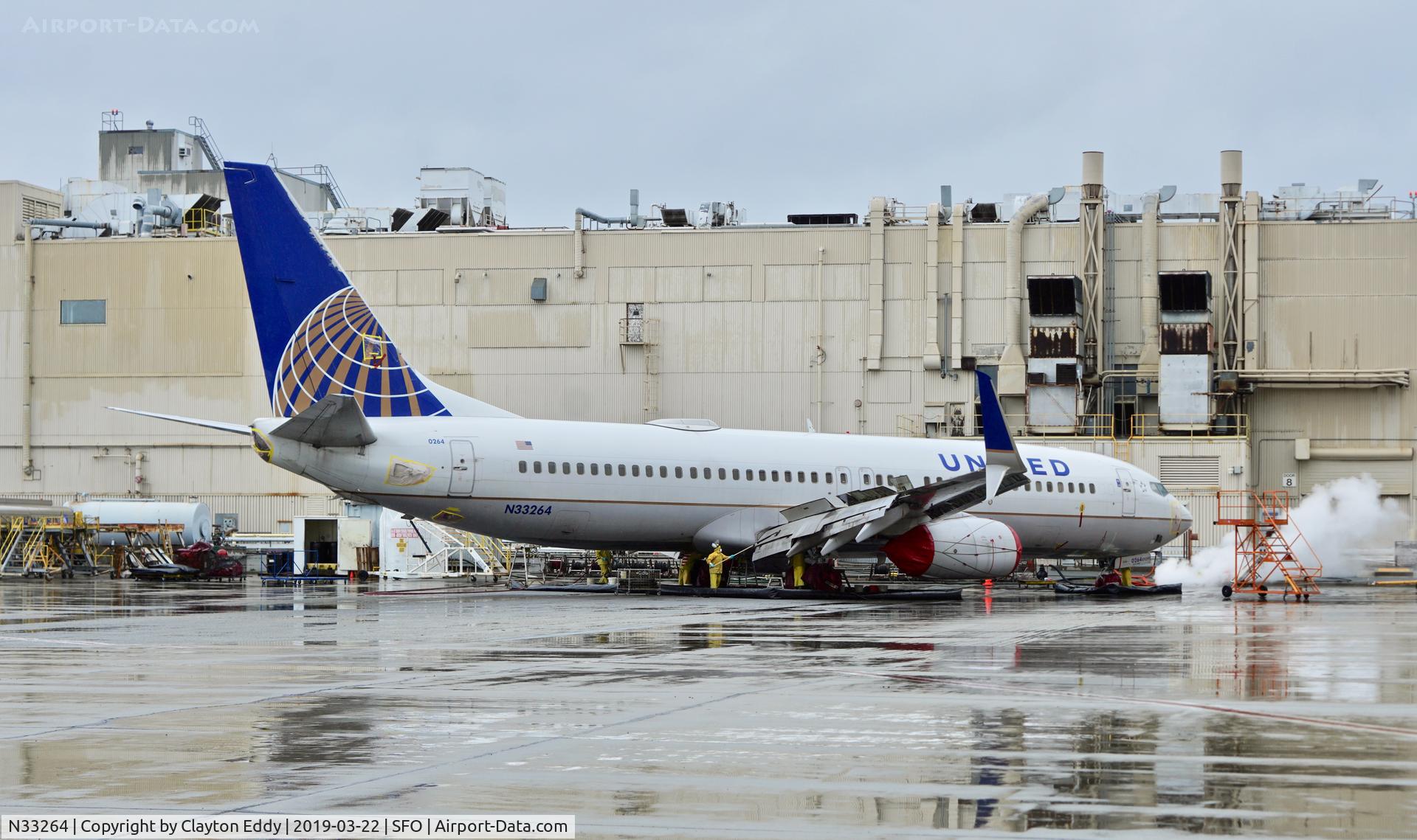 N33264, 2001 Boeing 737-824 C/N 31584, Bath time. SFO 2019.
