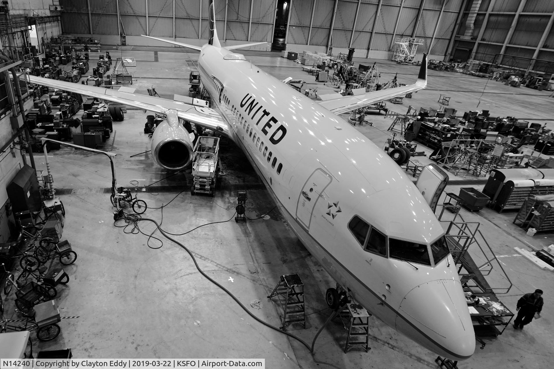 N14240, 1999 Boeing 737-824 C/N 28952, SFO 2019.
