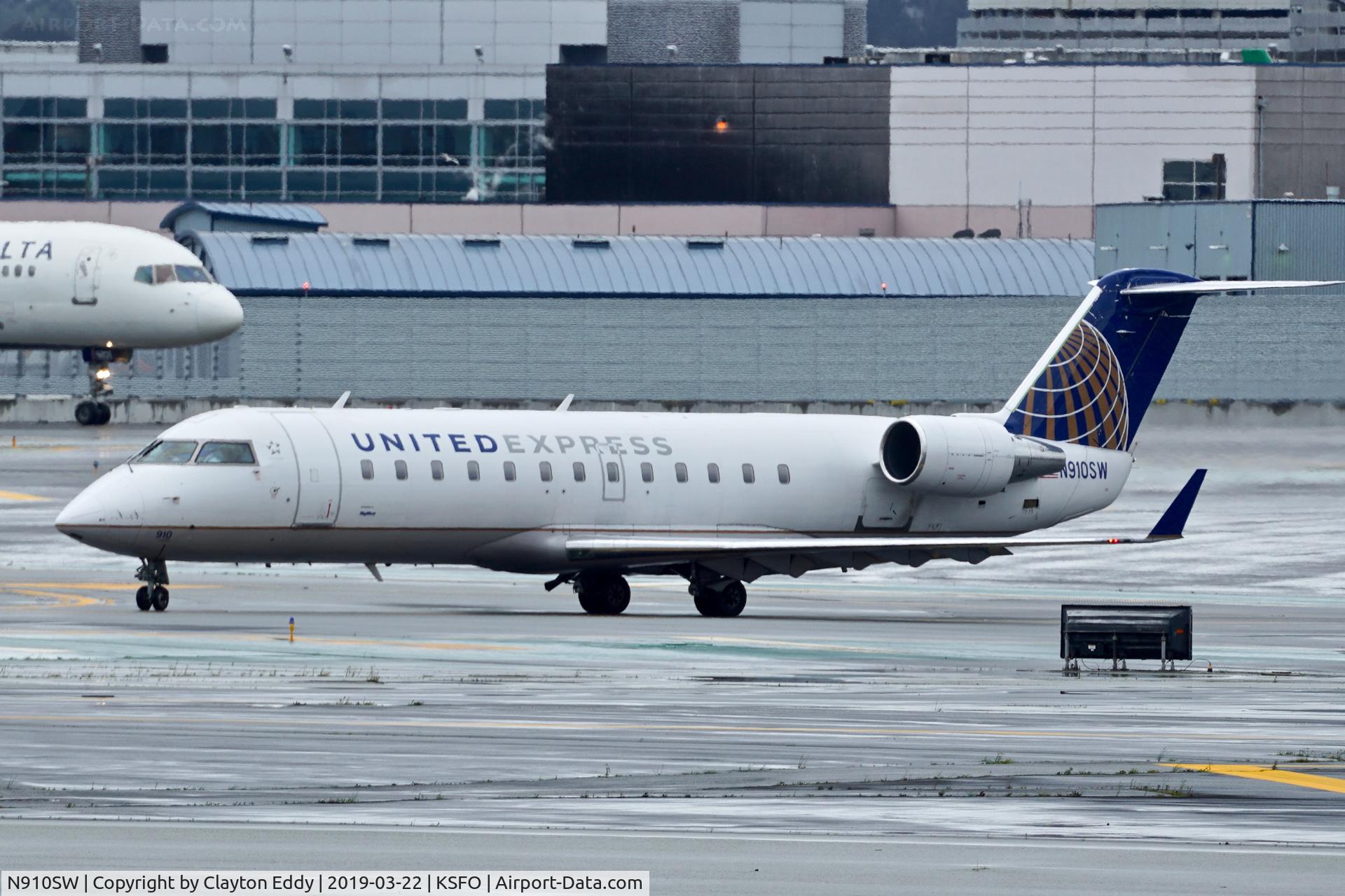 N910SW, 2001 Bombardier CRJ-200LR (CL-600-2B19) C/N 7566, SFO 2019.