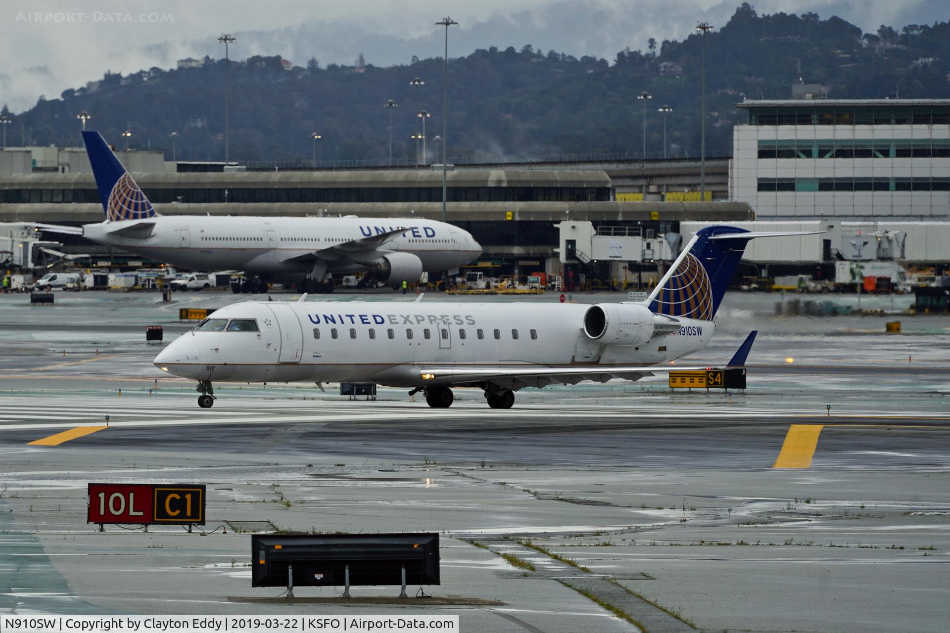 N910SW, 2001 Bombardier CRJ-200LR (CL-600-2B19) C/N 7566, SFO 2019.