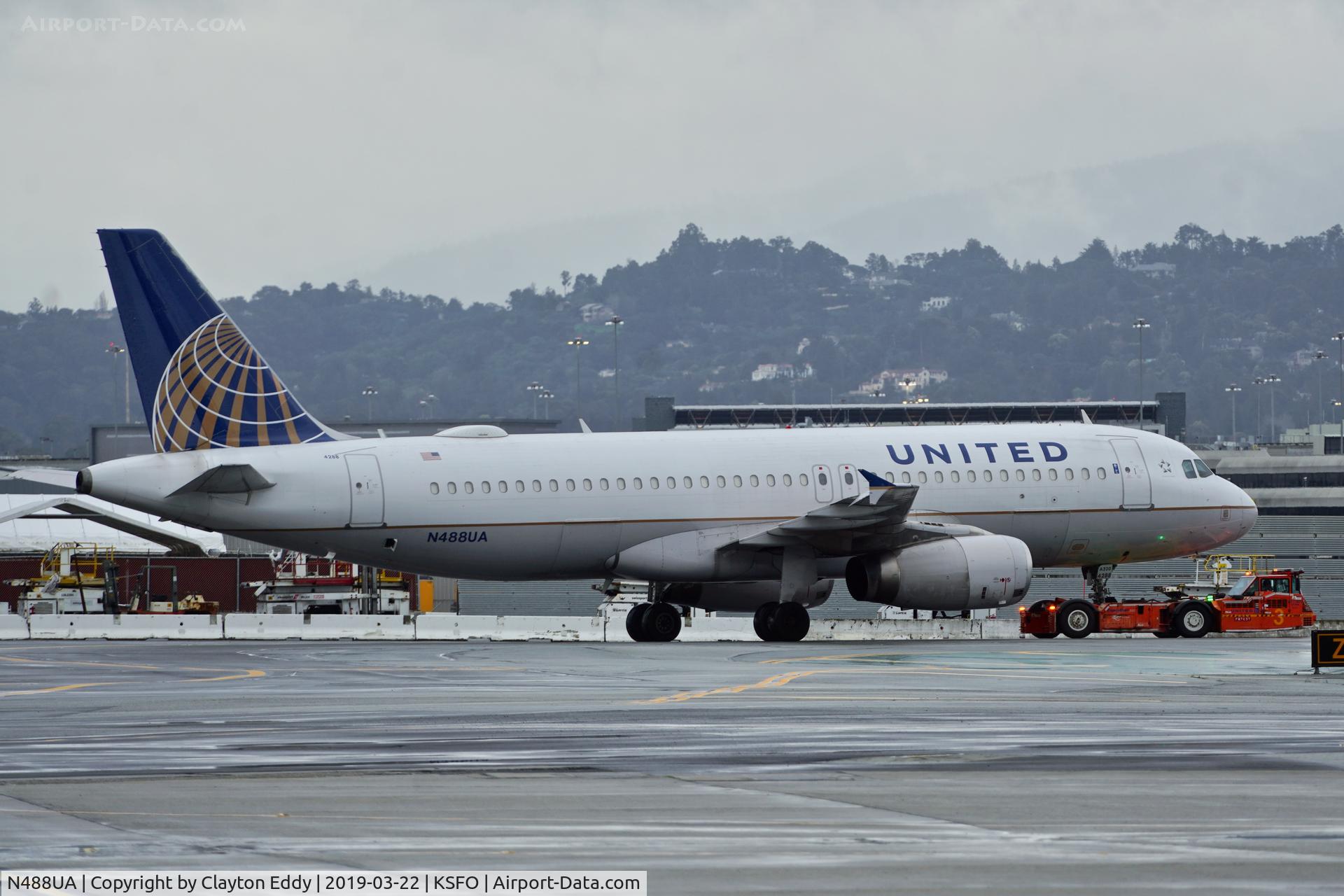 N488UA, 2001 Airbus A320-232 C/N 1680, SFO 2019.