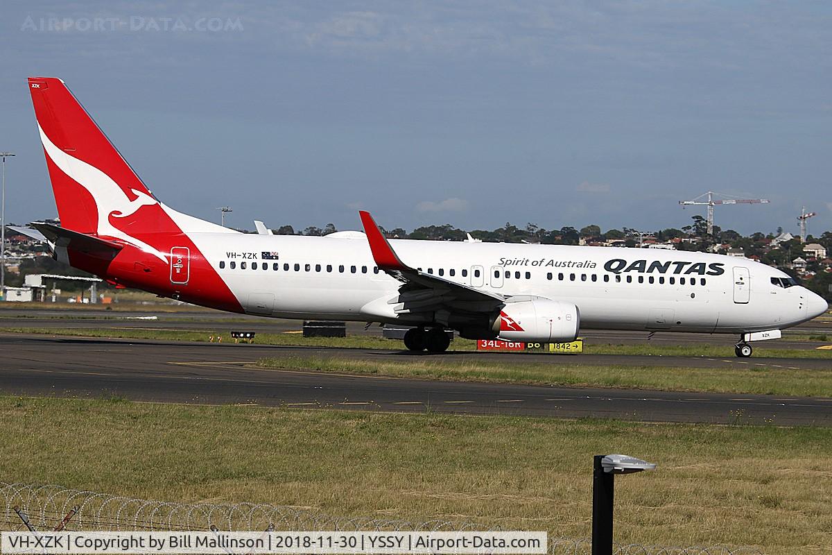 VH-XZK, 2013 Boeing 737-838 C/N 39366, taxiing