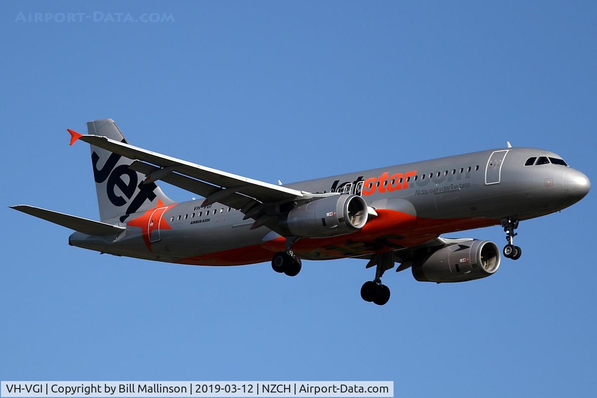 VH-VGI, 2010 Airbus A320-232 C/N 4466, finals to 02