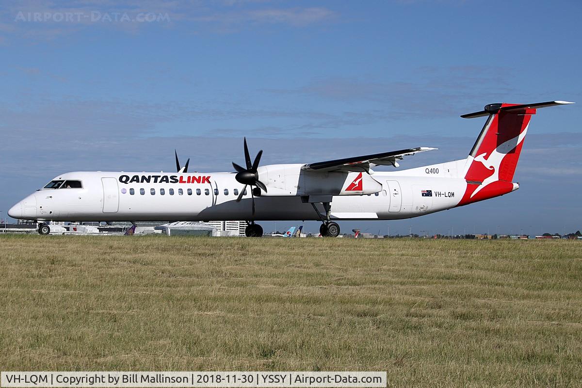 VH-LQM, 2013 De Havilland Canada DHC-8-402Q Dash 8 C/N 4450, taxiing