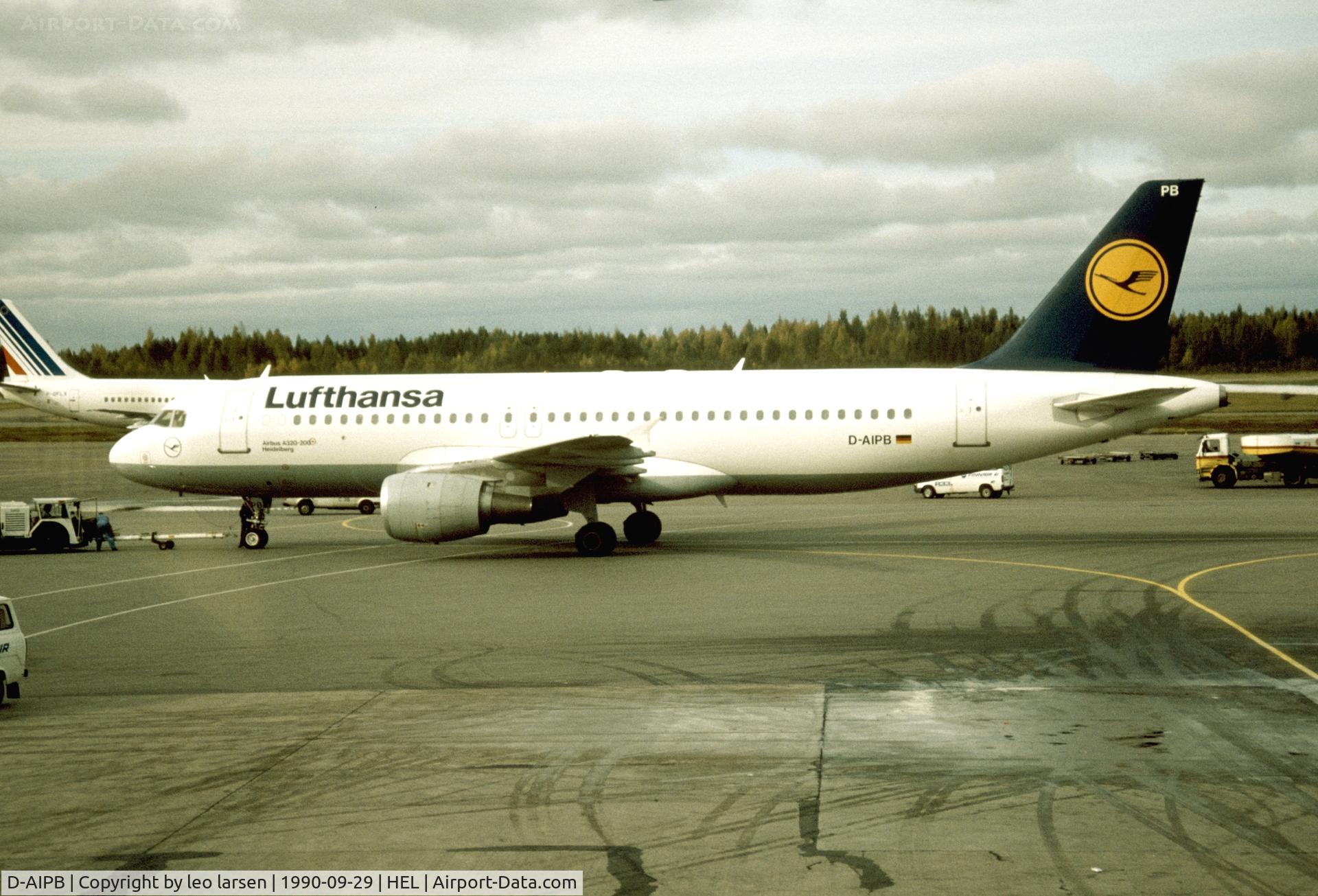 D-AIPB, 1989 Airbus A320-211 C/N 0070, Helsinki 29.9.1990
