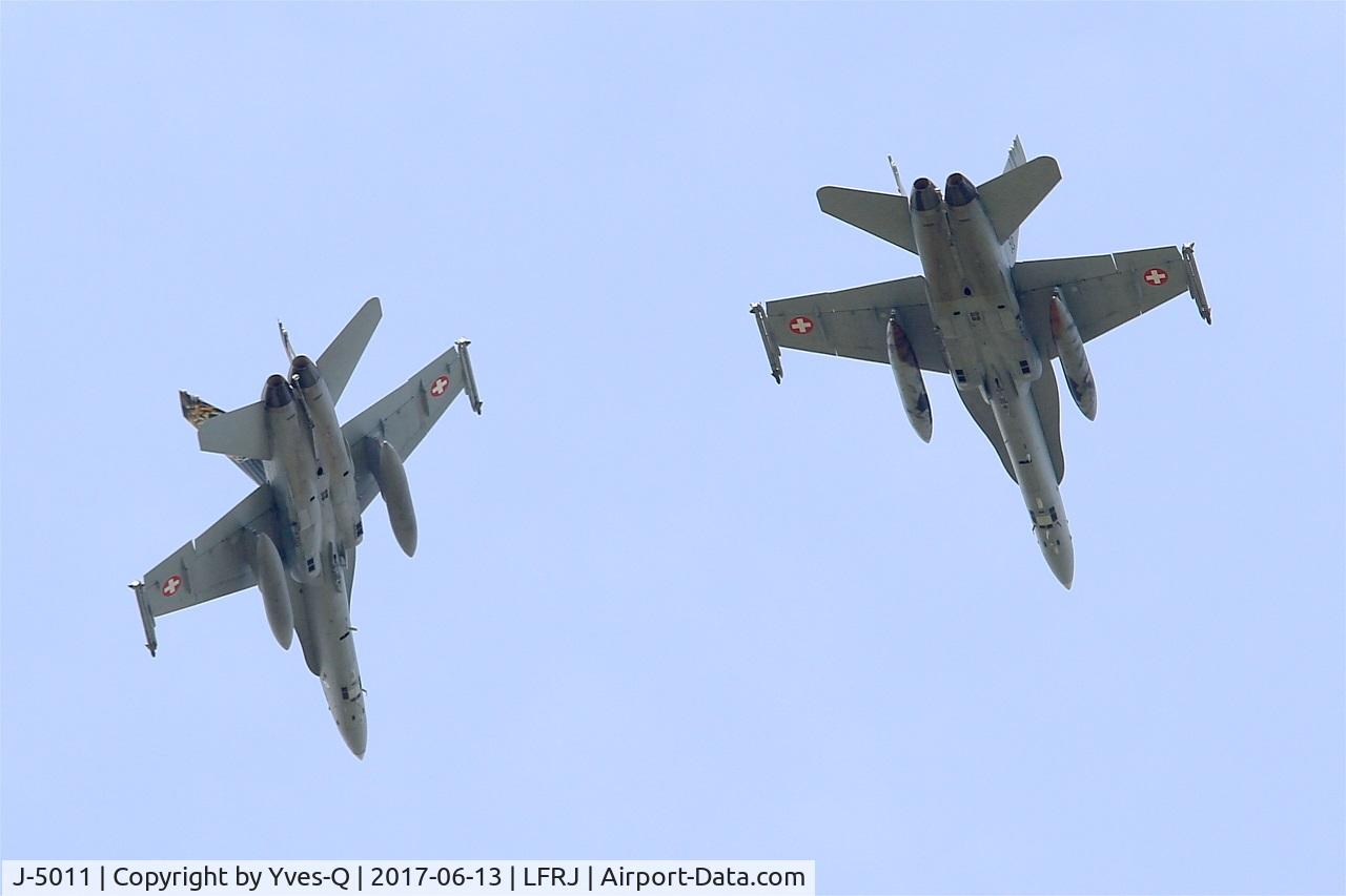 J-5011, McDonnell Douglas F/A-18C Hornet C/N 1351, McDonnell Douglas FA-18C Hornet, Break over rwy 08, Landivisiau Naval Air Base (LFRJ) Tiger Meet 2017