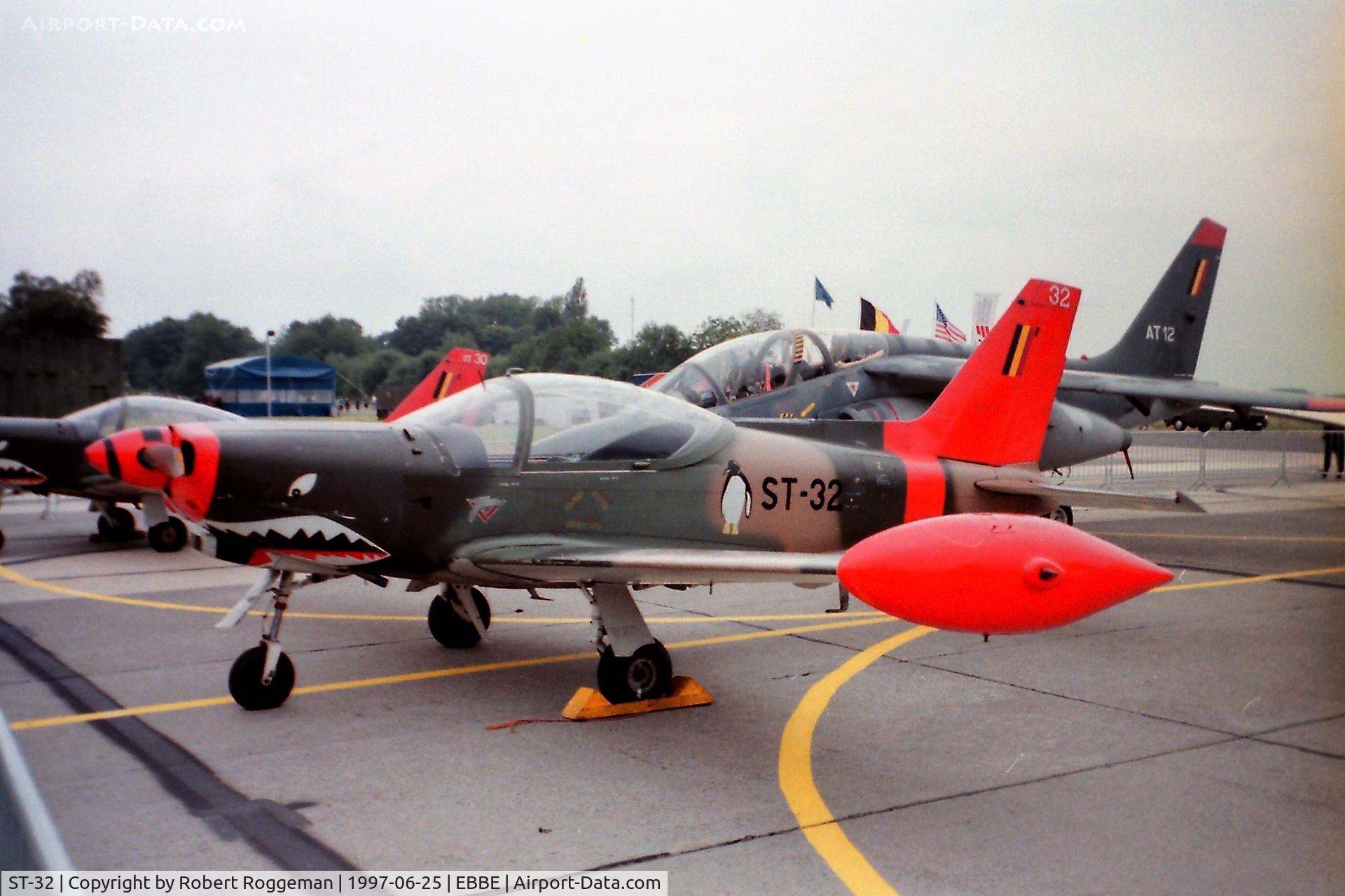 ST-32, SIAI-Marchetti SF-260M C/N 10-32, OPEN DOOR.