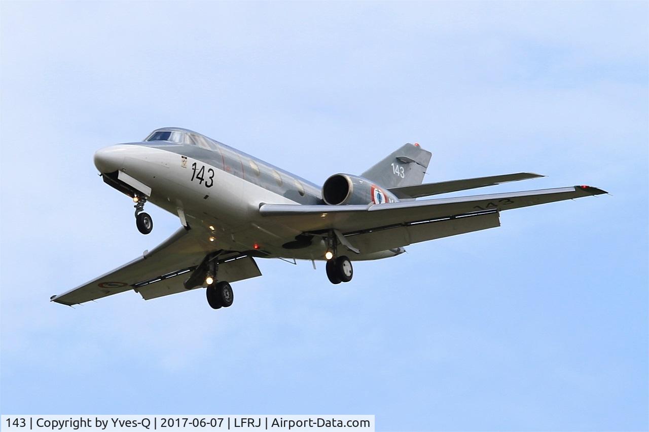 143, 1979 Dassault Falcon 10MER C/N 143, Dassault Falcon 10 MER, Short approach rwy 26, Landivisiau Naval Air Base (LFRJ)