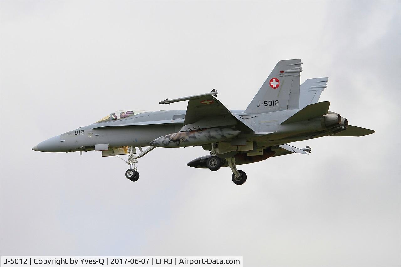 J-5012, McDonnell Douglas F/A-18C Hornet C/N 1352/SFC012, McDonnell Douglas FA-18C Hornet, On final rwy 26, Landivisiau Naval Air Base (LFRJ) Tiger Meet 2017