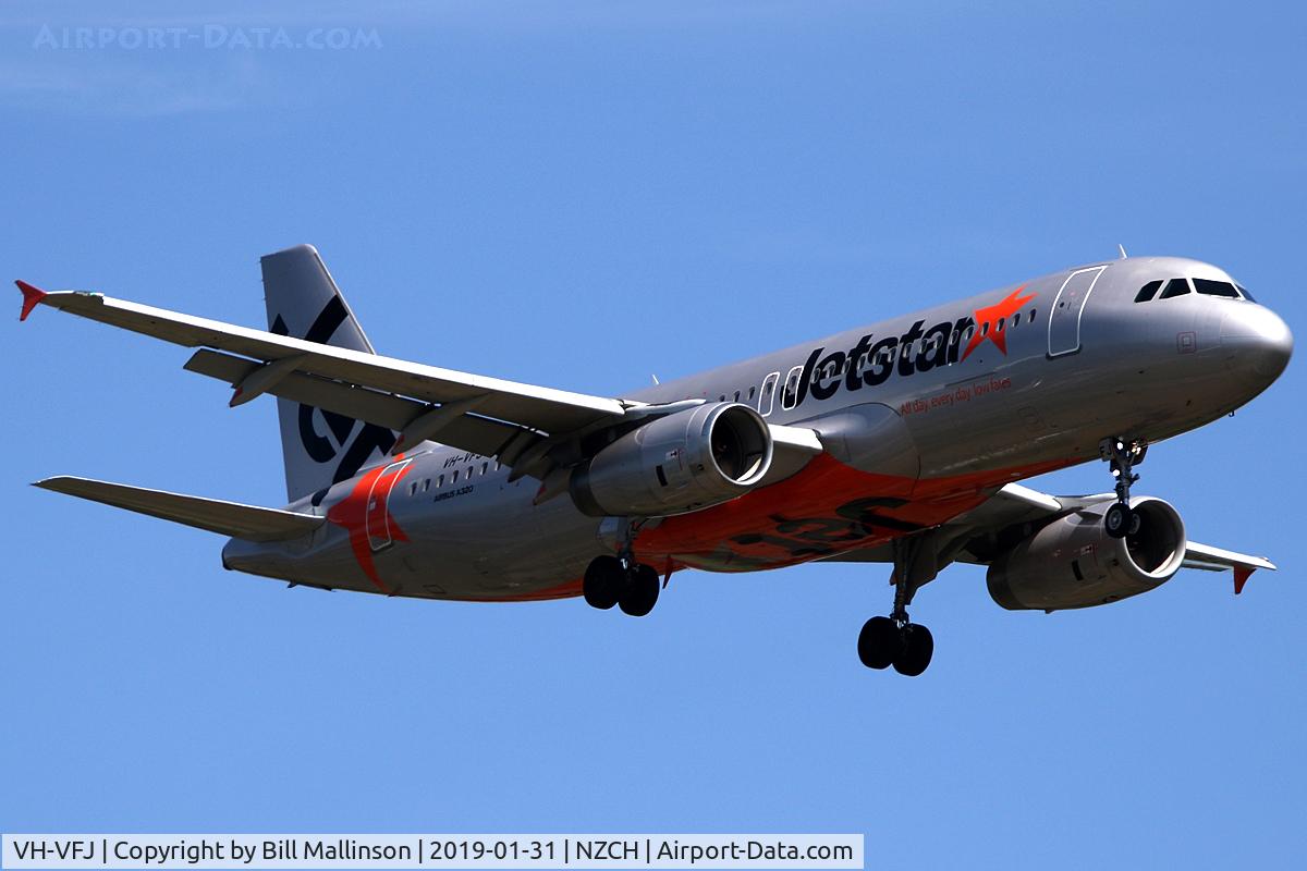 VH-VFJ, 2012 Airbus A320-232 C/N 5311, finals to 02