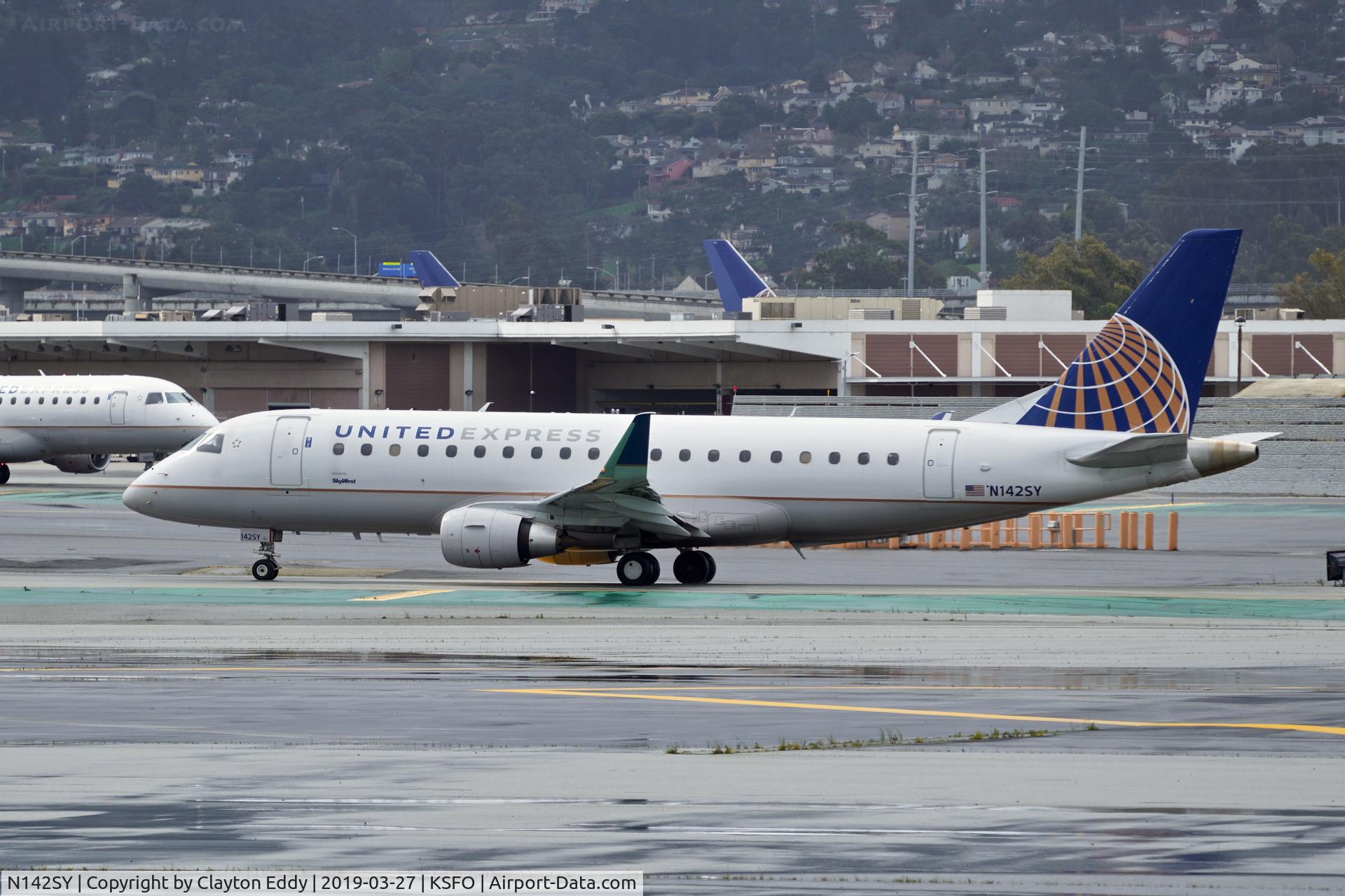 N142SY, 2015 Embraer 175LR (ERJ-170-200LR) C/N 17000475, SFO 2019.