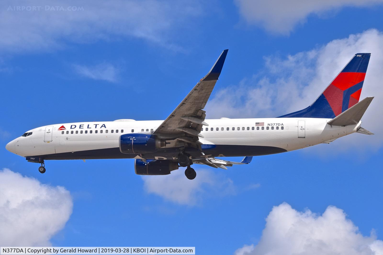 N377DA, 1999 Boeing 737-832 C/N 29625, Landing RWY 28R.