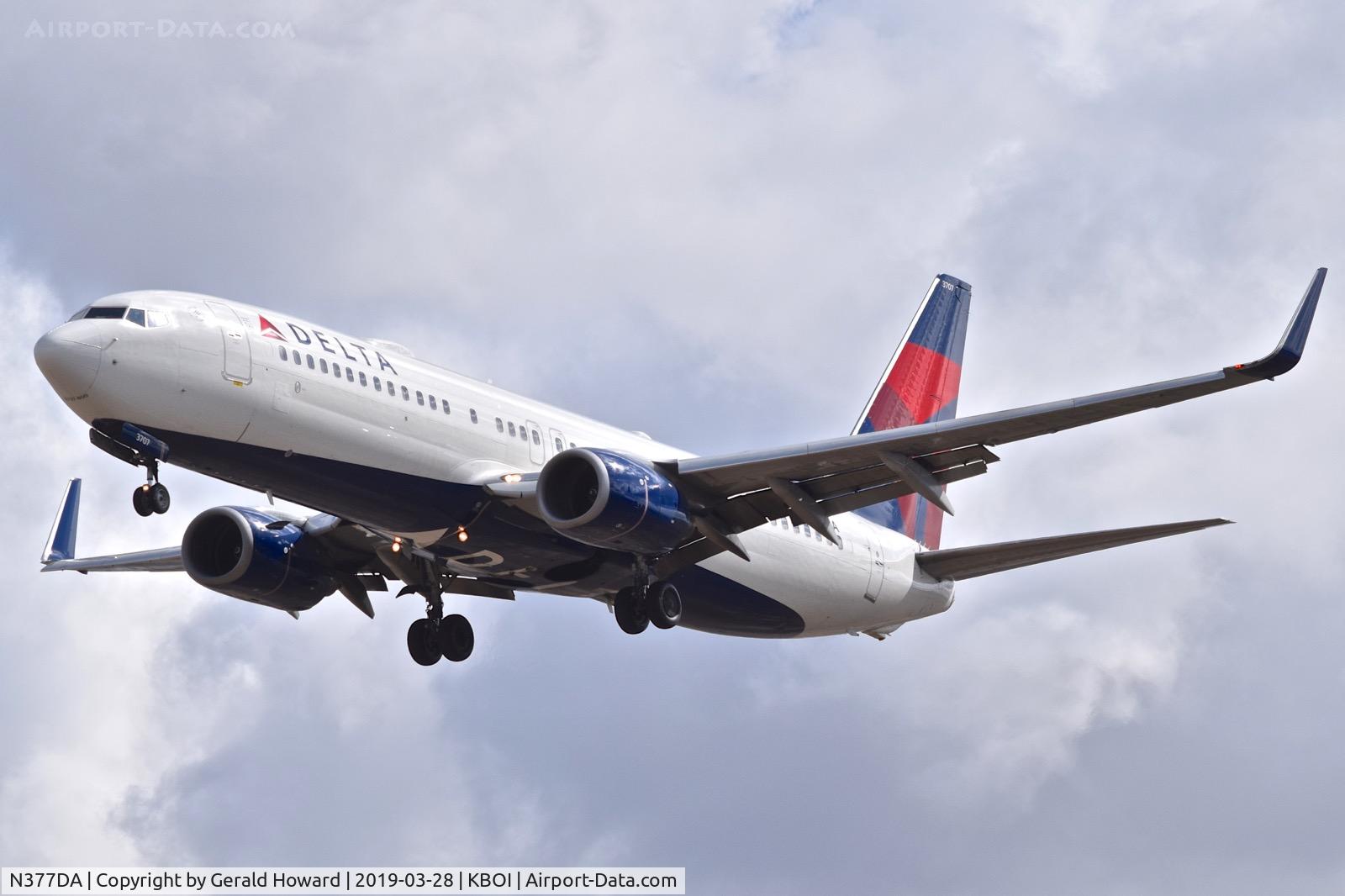 N377DA, 1999 Boeing 737-832 C/N 29625, Landing RWY 28R.