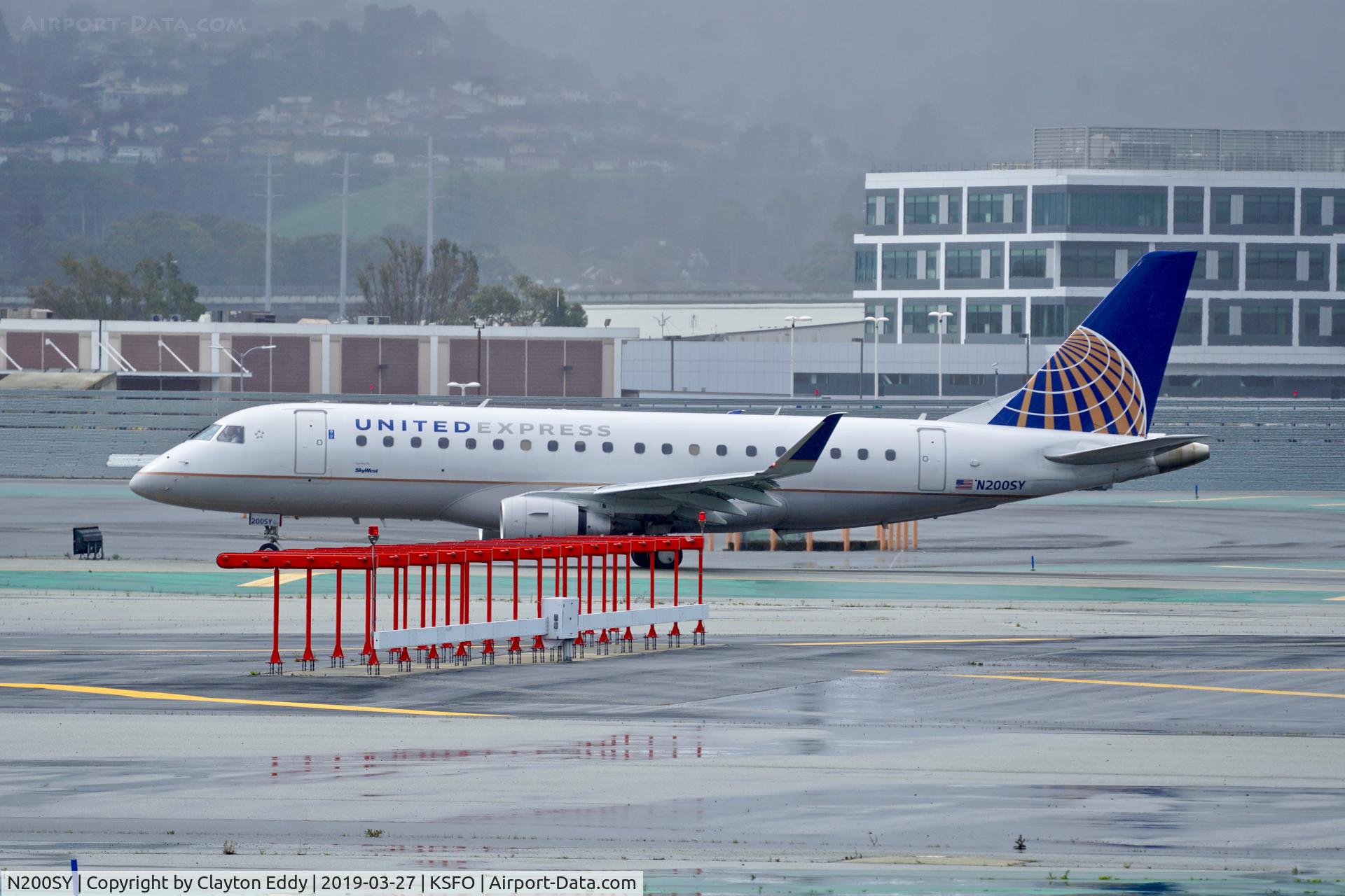 N200SY, 2016 Embraer 175LR (ERJ-170-200LR) C/N 17000623, SFO 2019.