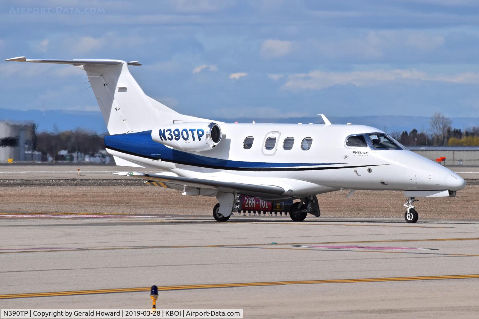 N390TP, 2009 Embraer EMB-500 Phenom 100 C/N 50000024, Taxiing across Alpha to north GA ramp.